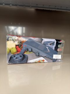 Mandoline de cuisine à lame en V avec poussoir de sécurité (grise)