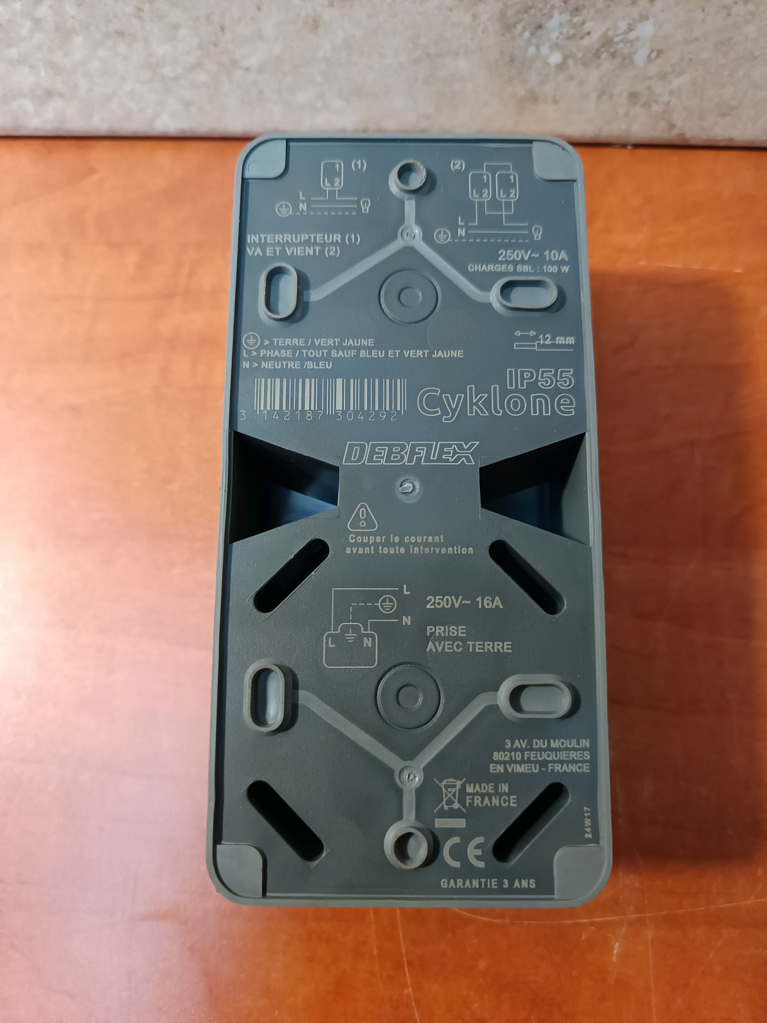 Debflex Cyklone IP55 bloc prise avec terre 16A + interrupteur va-et-vient 10A — photo 2