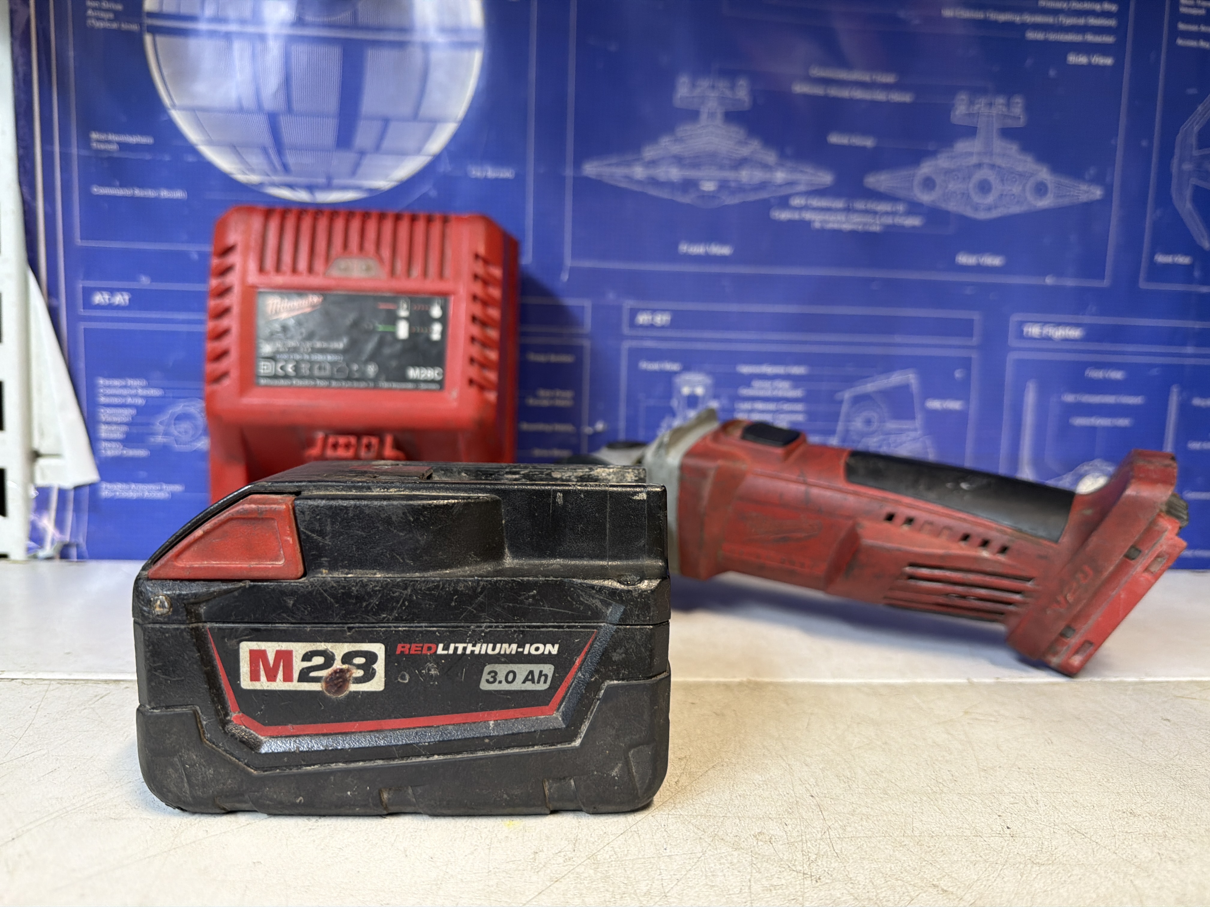 Meuleuse sans fil Milwaukee V28 AG 115 mm avec batterie M28 et chargeur