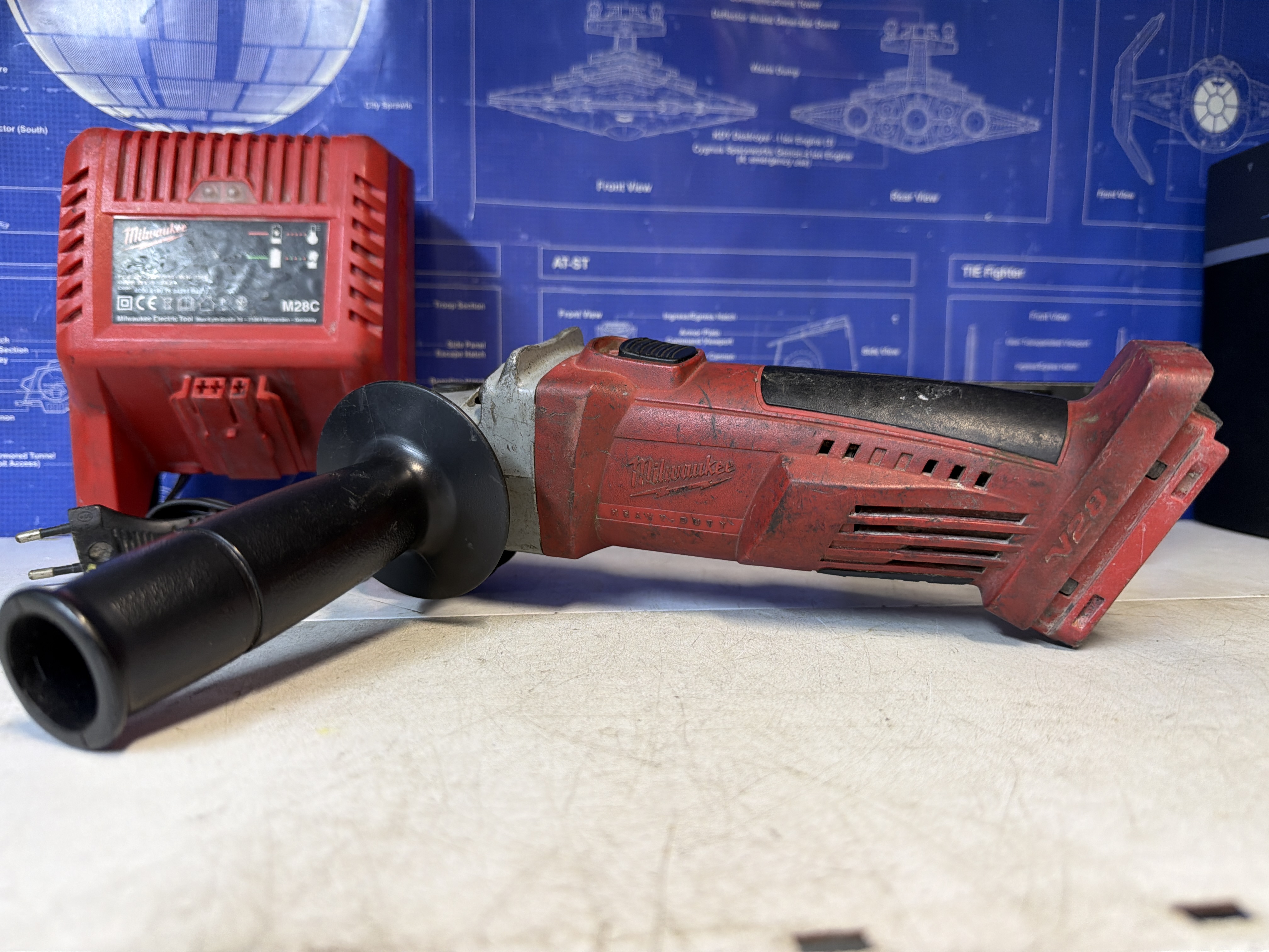 Meuleuse sans fil Milwaukee V28 AG 115 mm avec batterie M28 et chargeur — photo 2