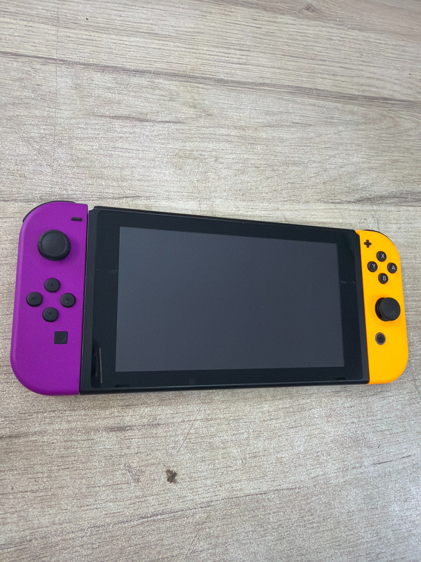 Nintendo Switch avec Joy-Con violet et orange — photo 2