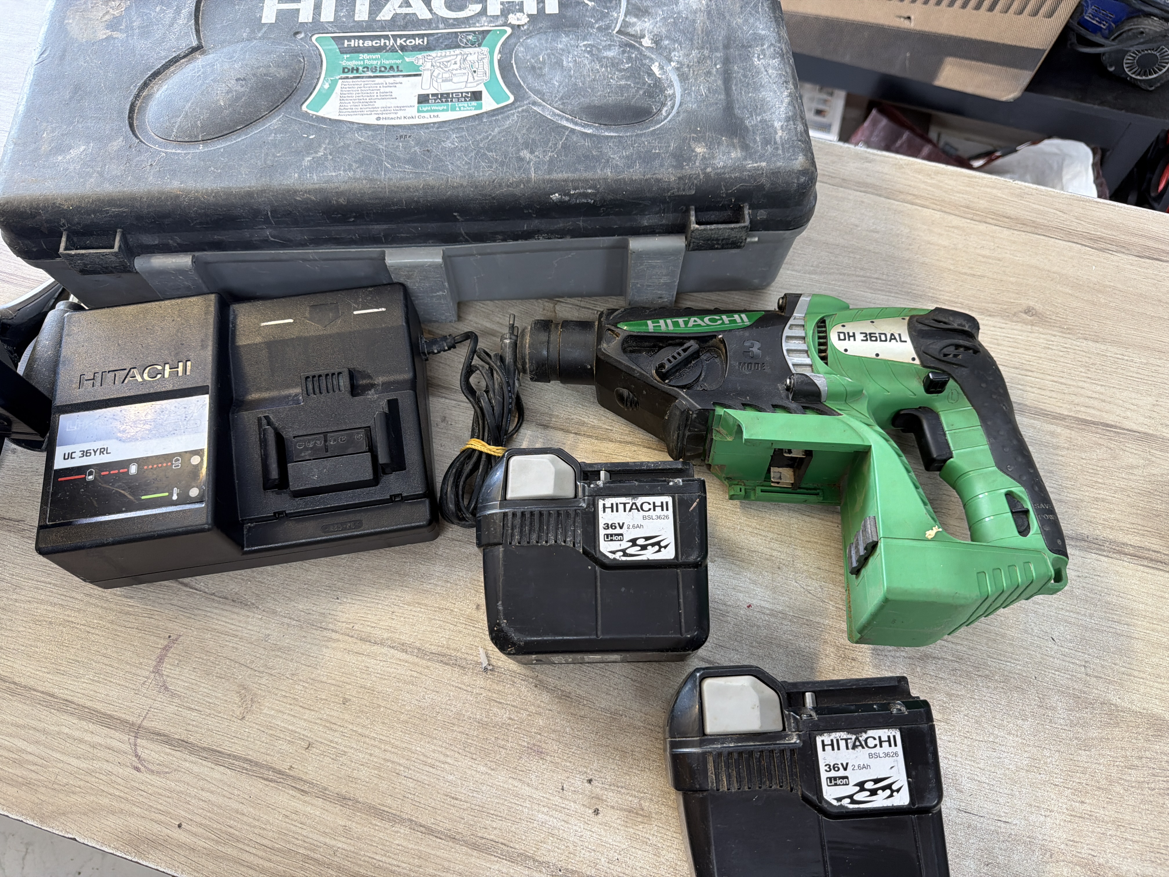Perforateur burineur Hitachi Koki DH36DAL 36V avec 2 batteries