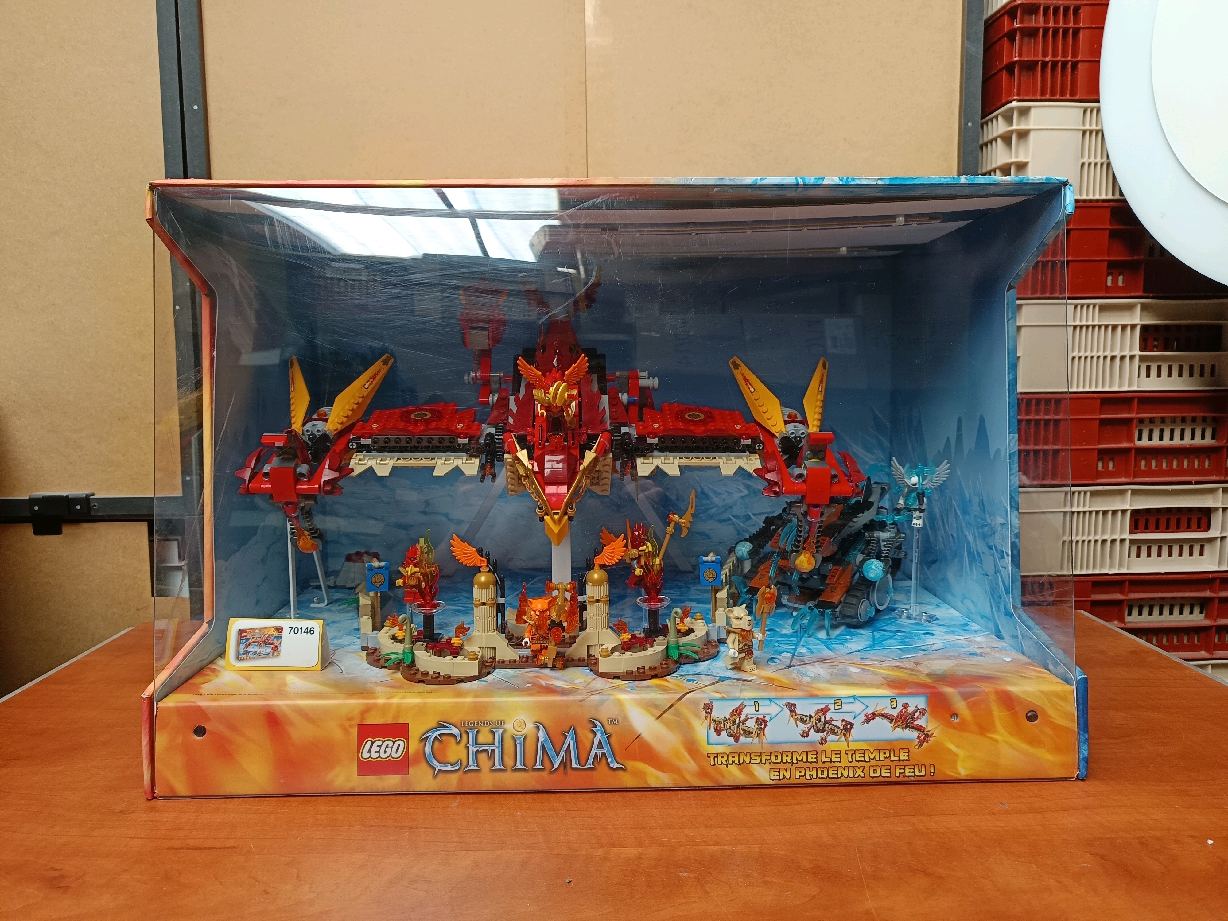 LEGO Chima – Vitrine d’exposition/diorama avec grand phénix rouge et véhicule de la tribu des glaces