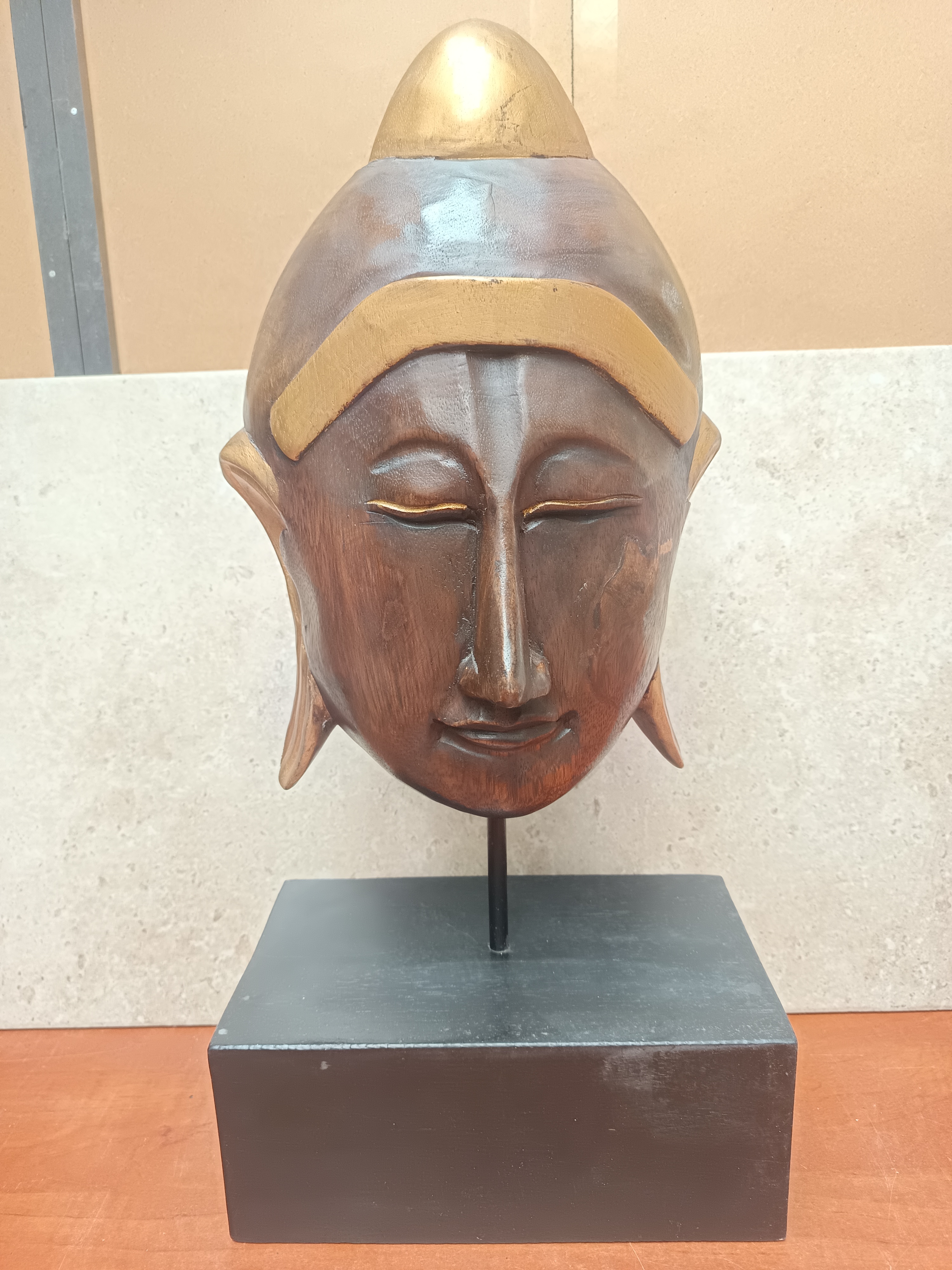 Masque décoratif en bois sur socle 53 cm