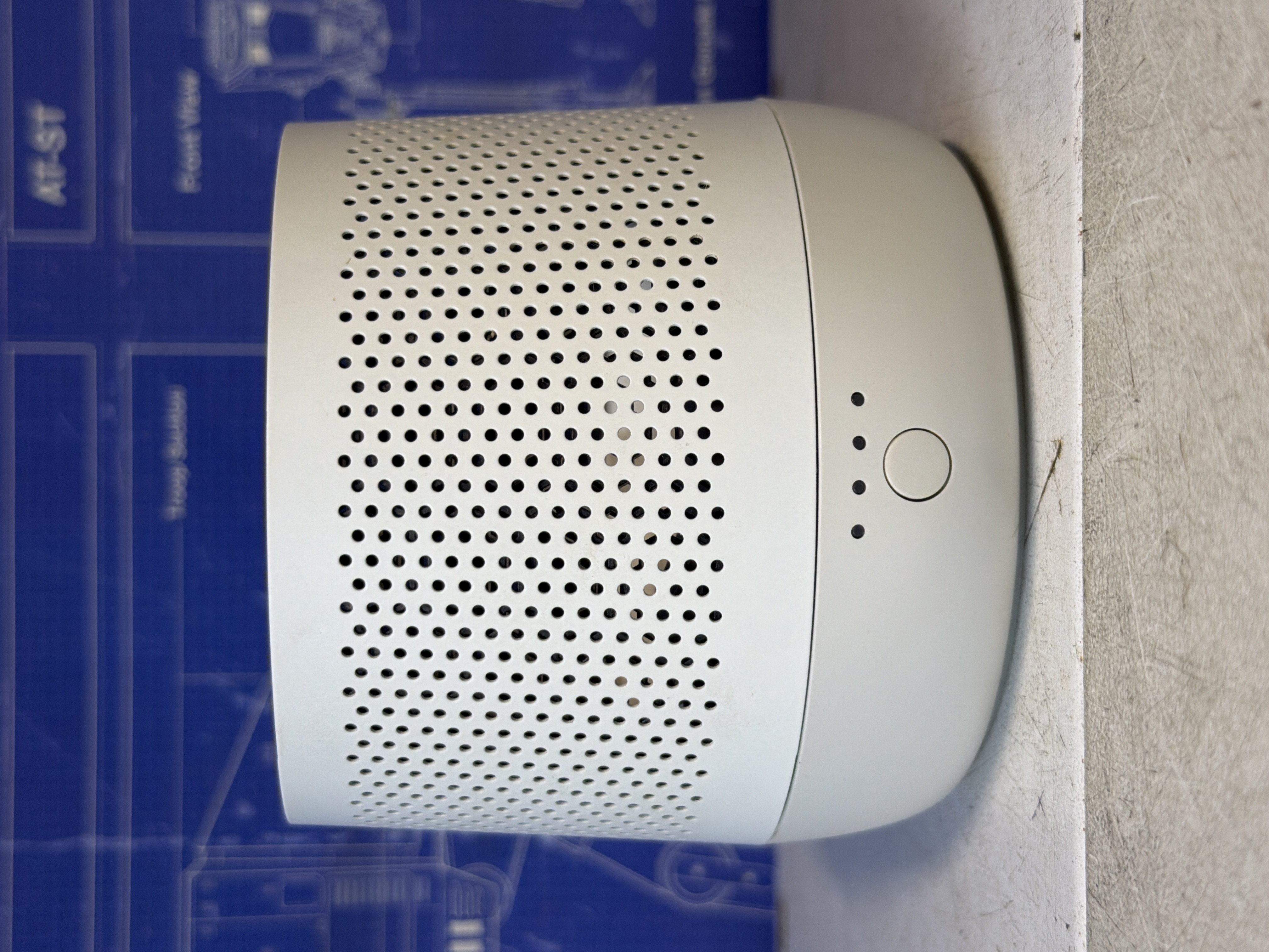 Enceinte compacte blanche design perforé
