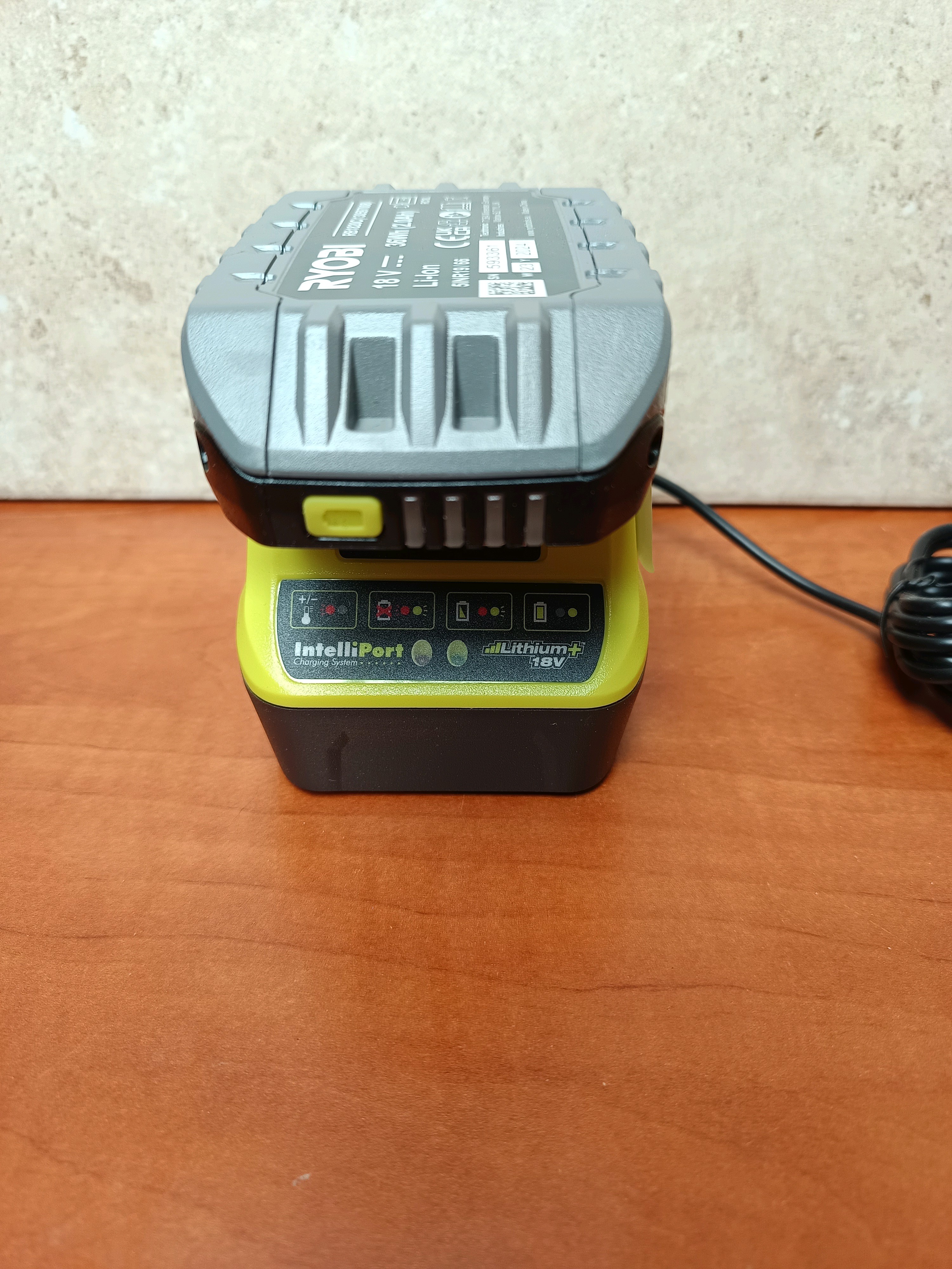 Batterie Ryobi ONE+ 18V Li-ion RB1820C + chargeur — photo 2