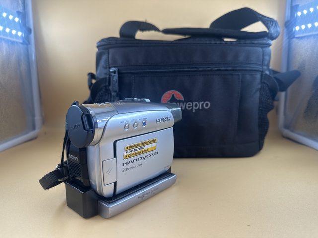 Caméscope Sony Handycam avec station, housse et chargeur