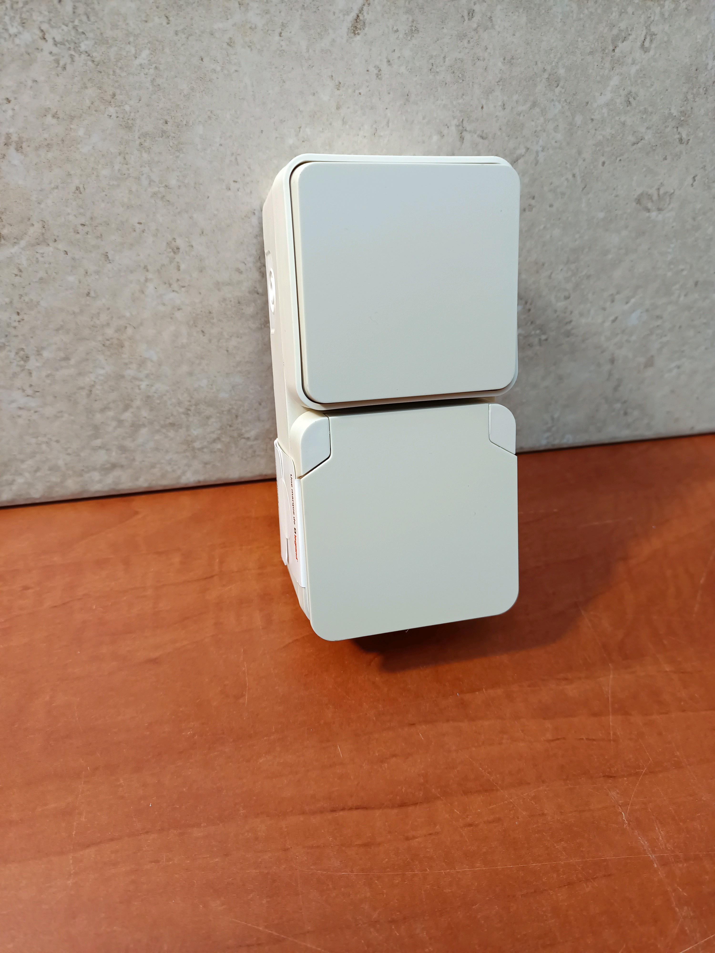 DEBFLEX Cyklone IP55 duo va-et-vient + prise avec terre