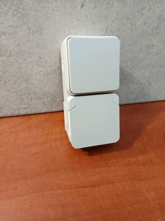 DEBFLEX Cyklone IP55 duo va-et-vient + prise avec terre