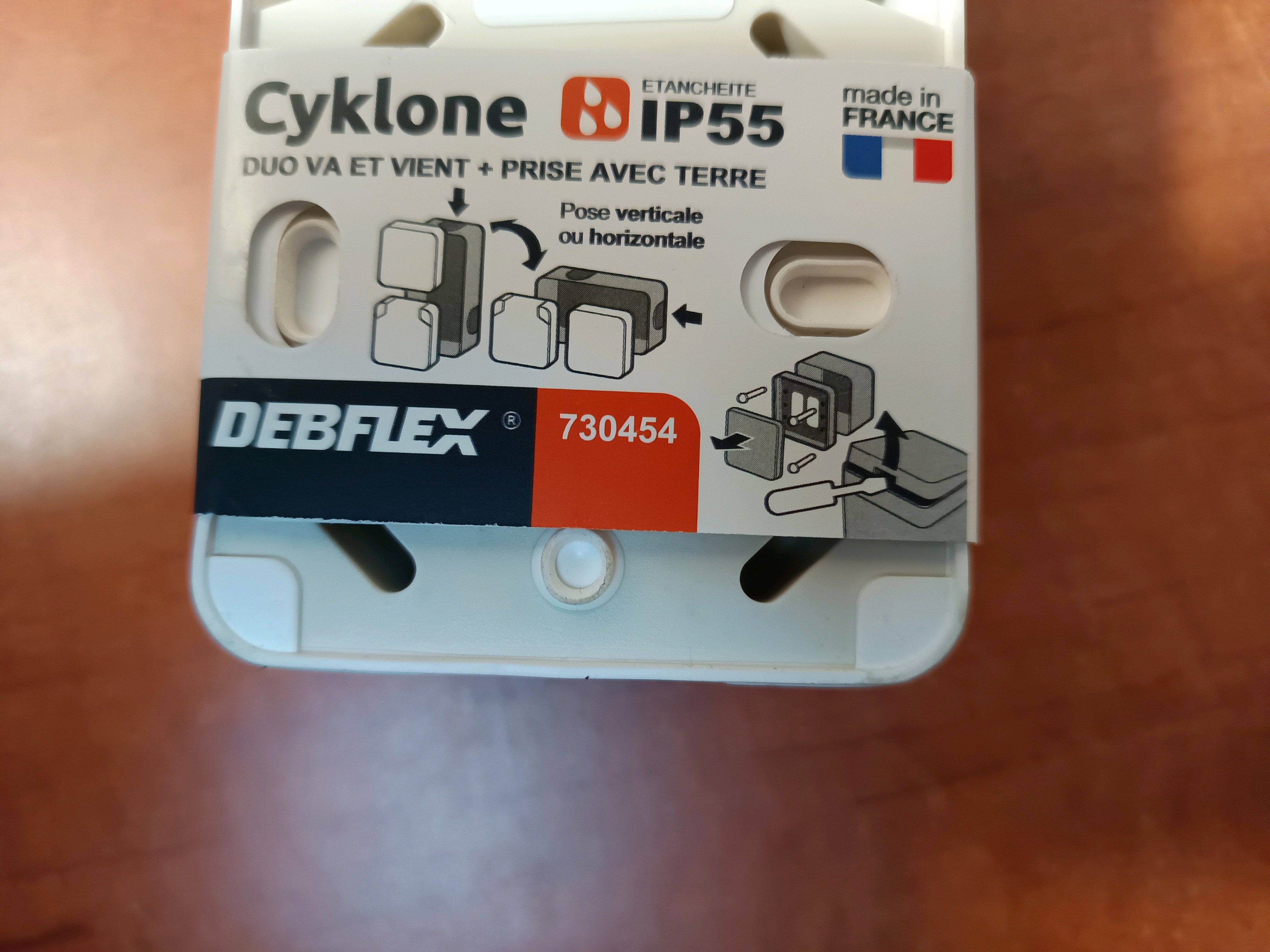 DEBFLEX Cyklone IP55 duo va-et-vient + prise avec terre — photo 2