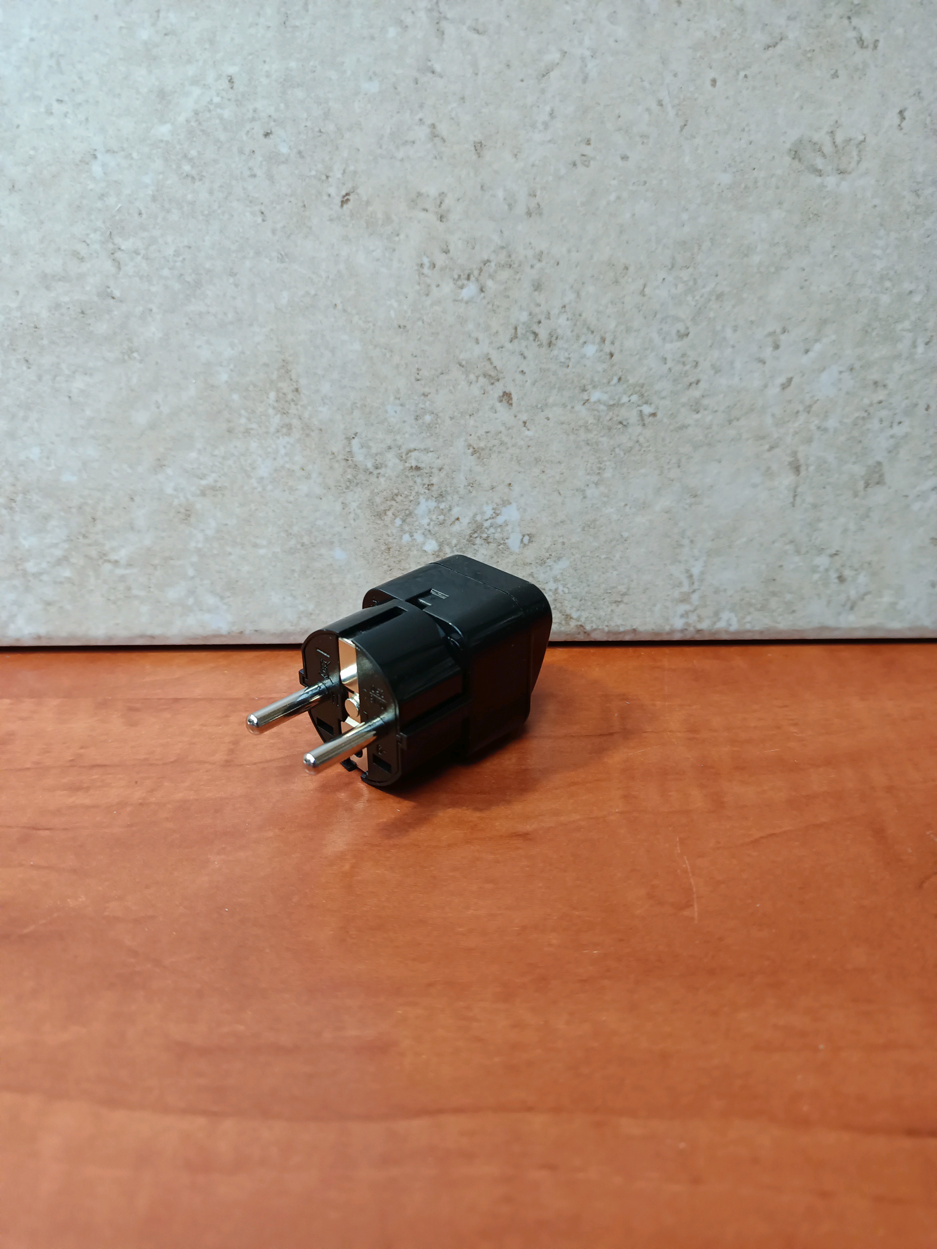 Adaptateur de voyage universel EU Schuko vers prise universelle — photo 2