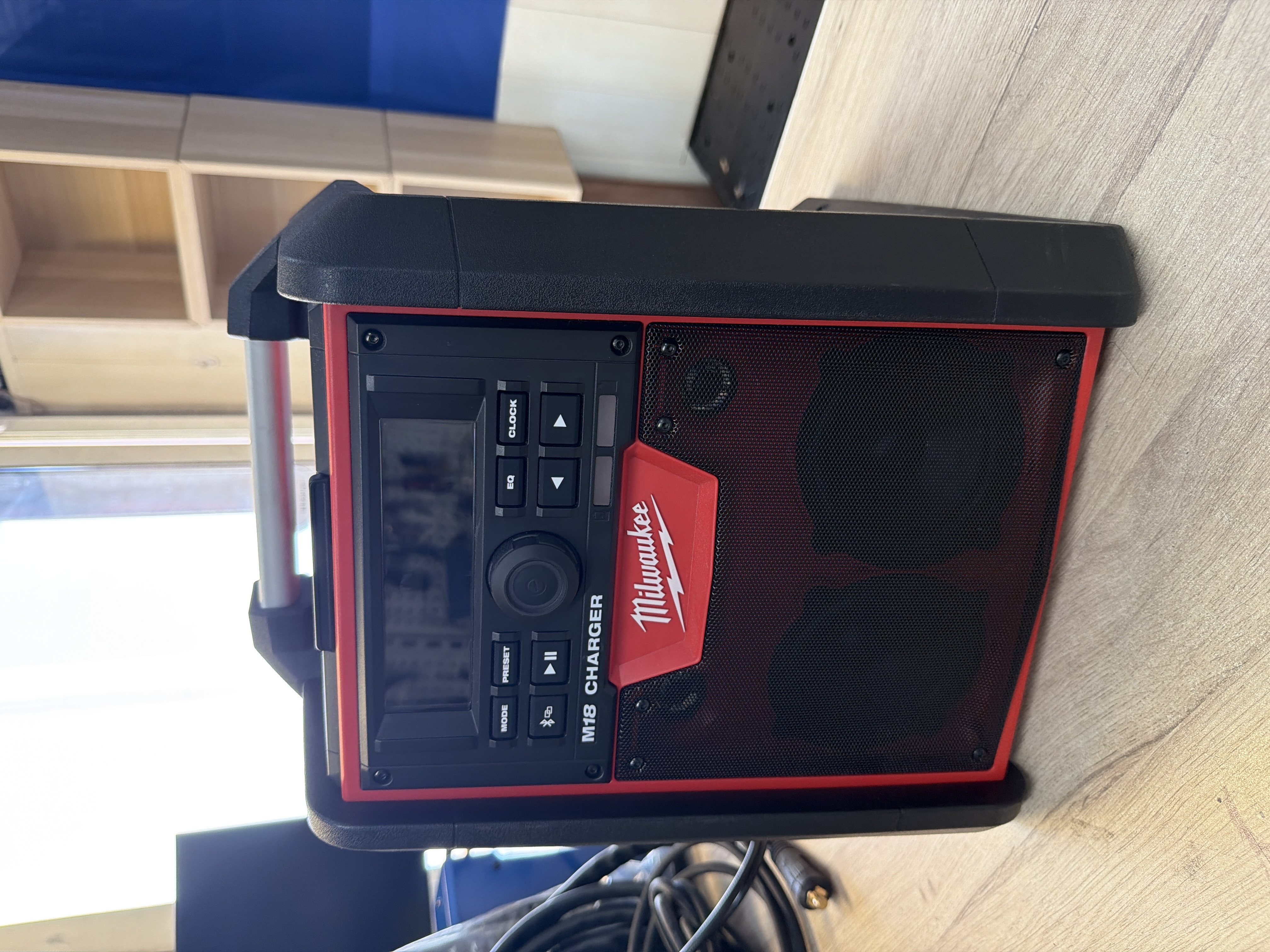 Radio de chantier Milwaukee Bluetooth avec chargeur M18