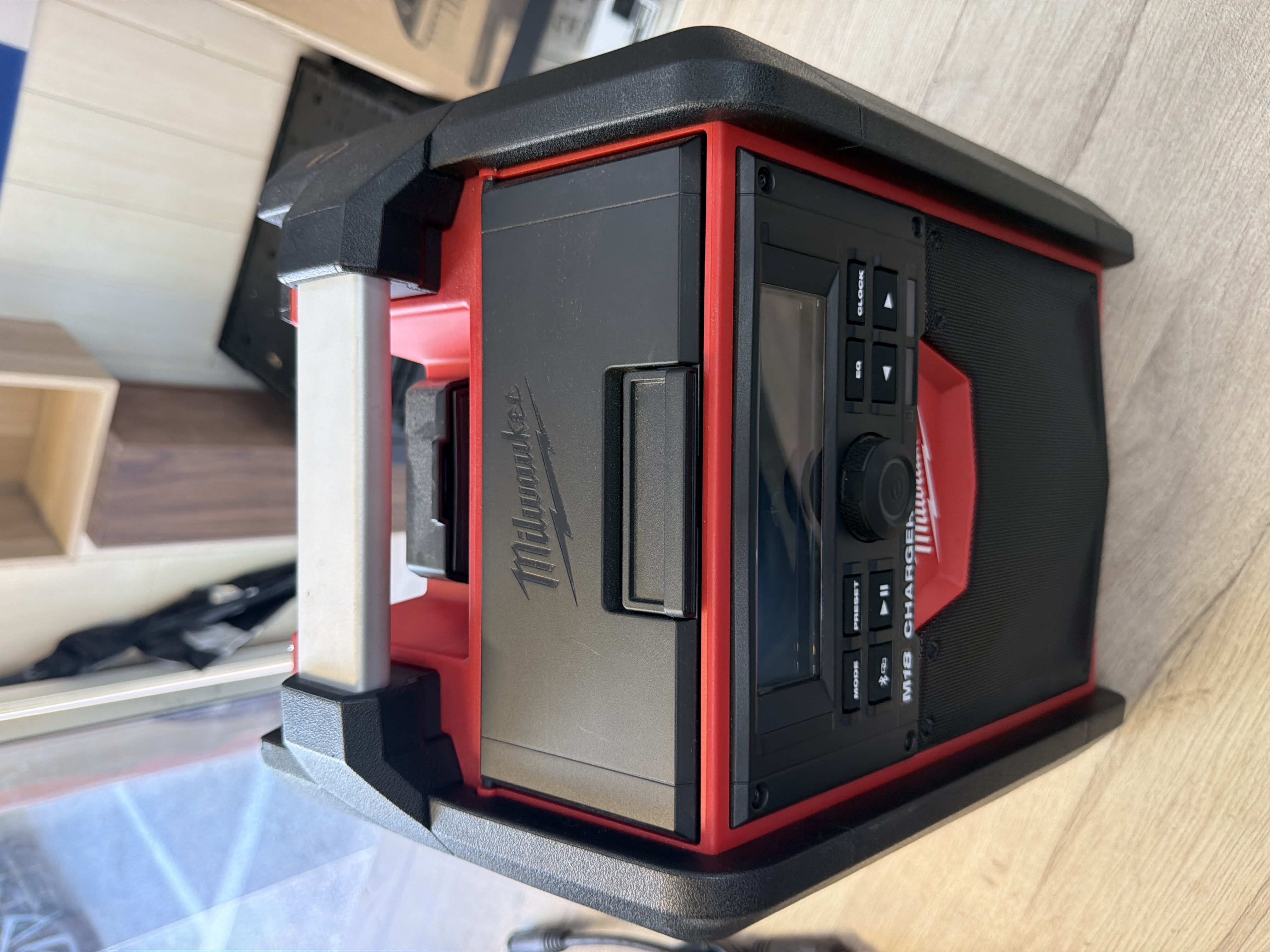 Radio de chantier Milwaukee Bluetooth avec chargeur M18 — photo 2