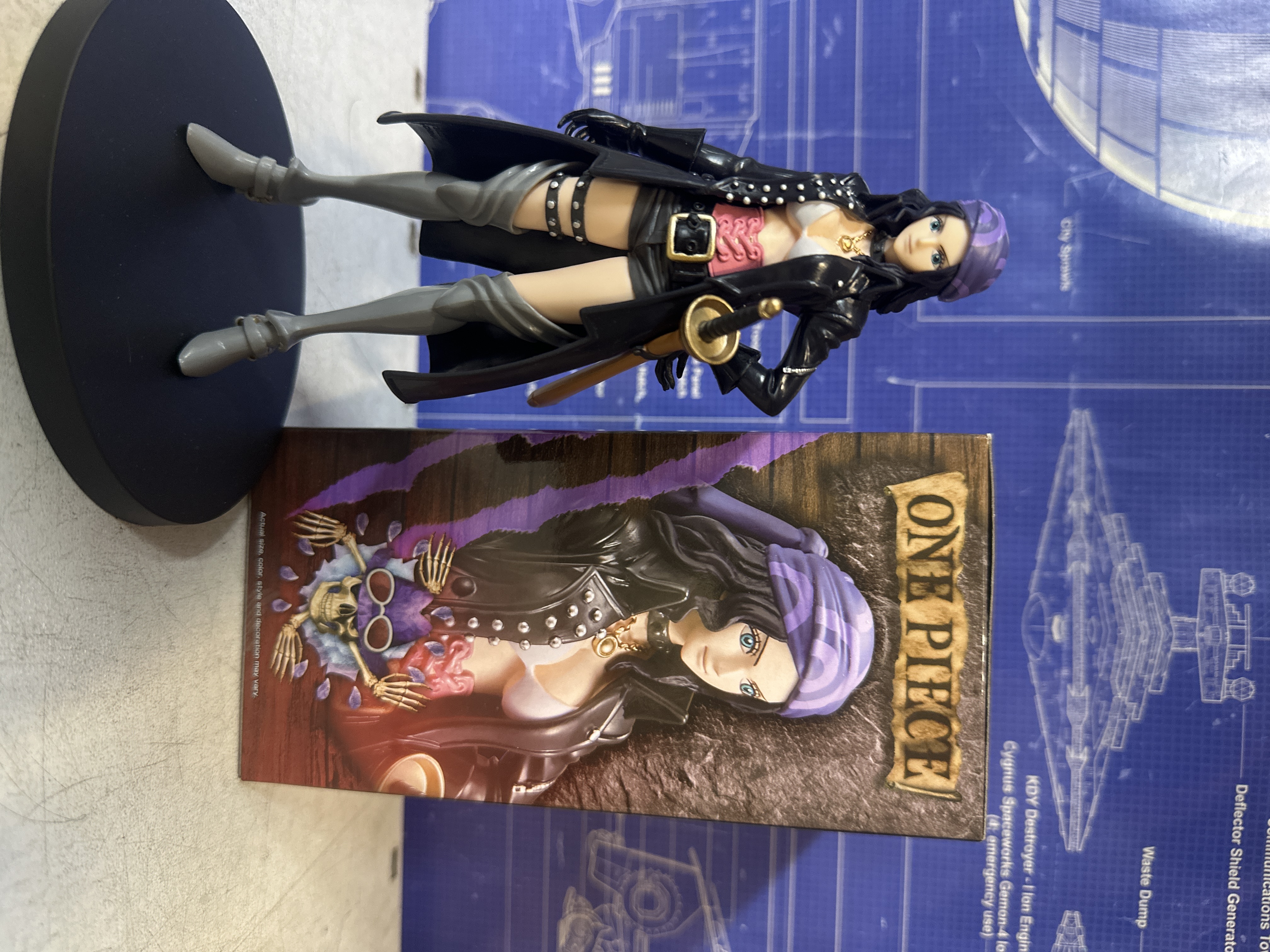 Figurine Nico Robin One Piece avec socle