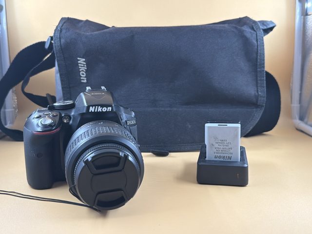 Nikon D5300 reflex numérique avec objectif 18-55 mm et 2 batteries