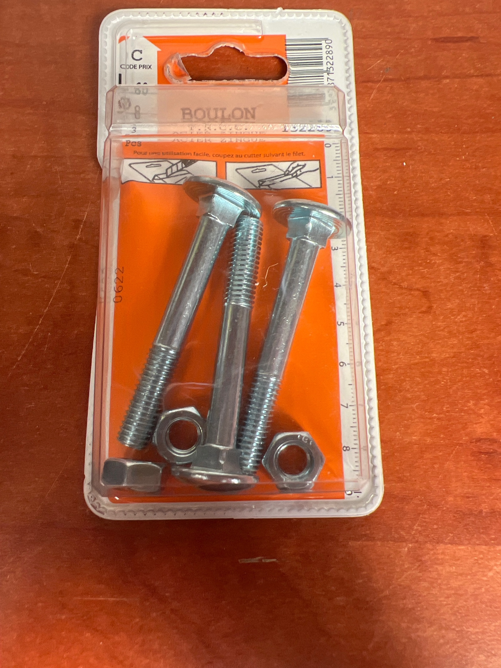 Boulons à tête ronde collet carré avec écrous