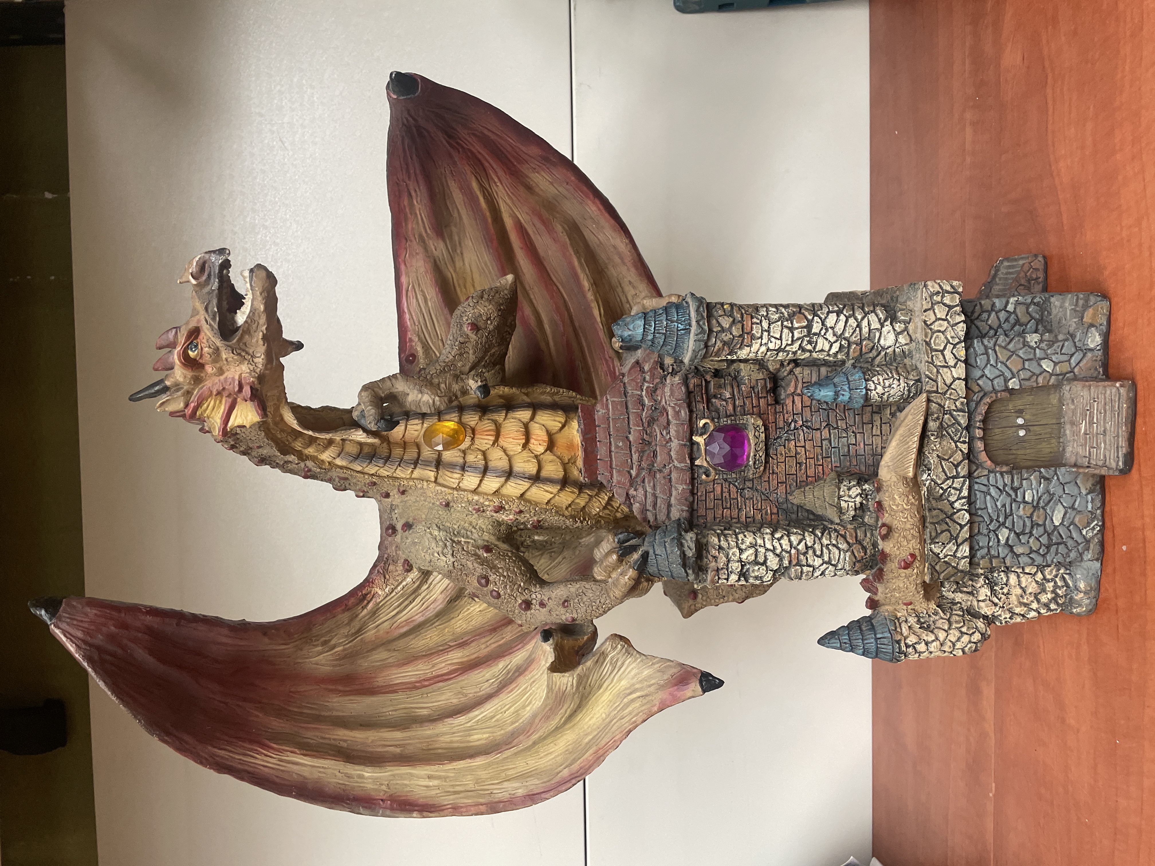 Figurine dragon sur château