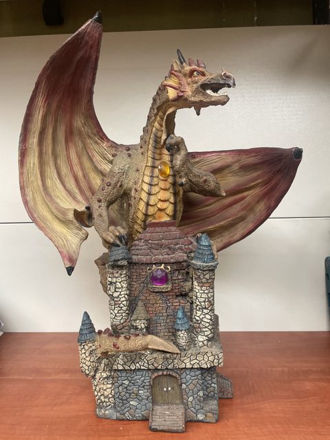 Figurine dragon sur château