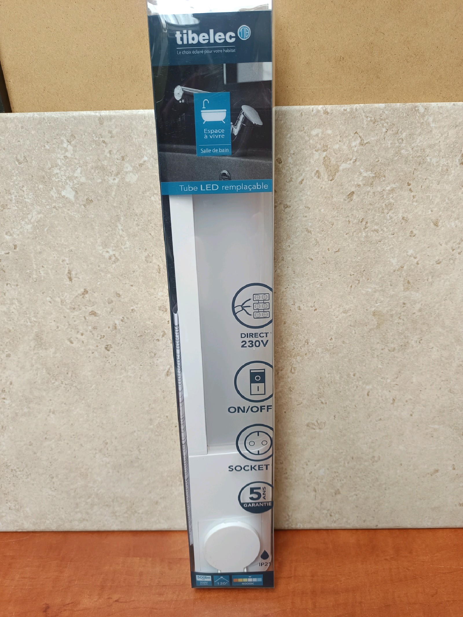 Tibelec tube LED remplaçable avec interrupteur ON/OFF et prise intégrée