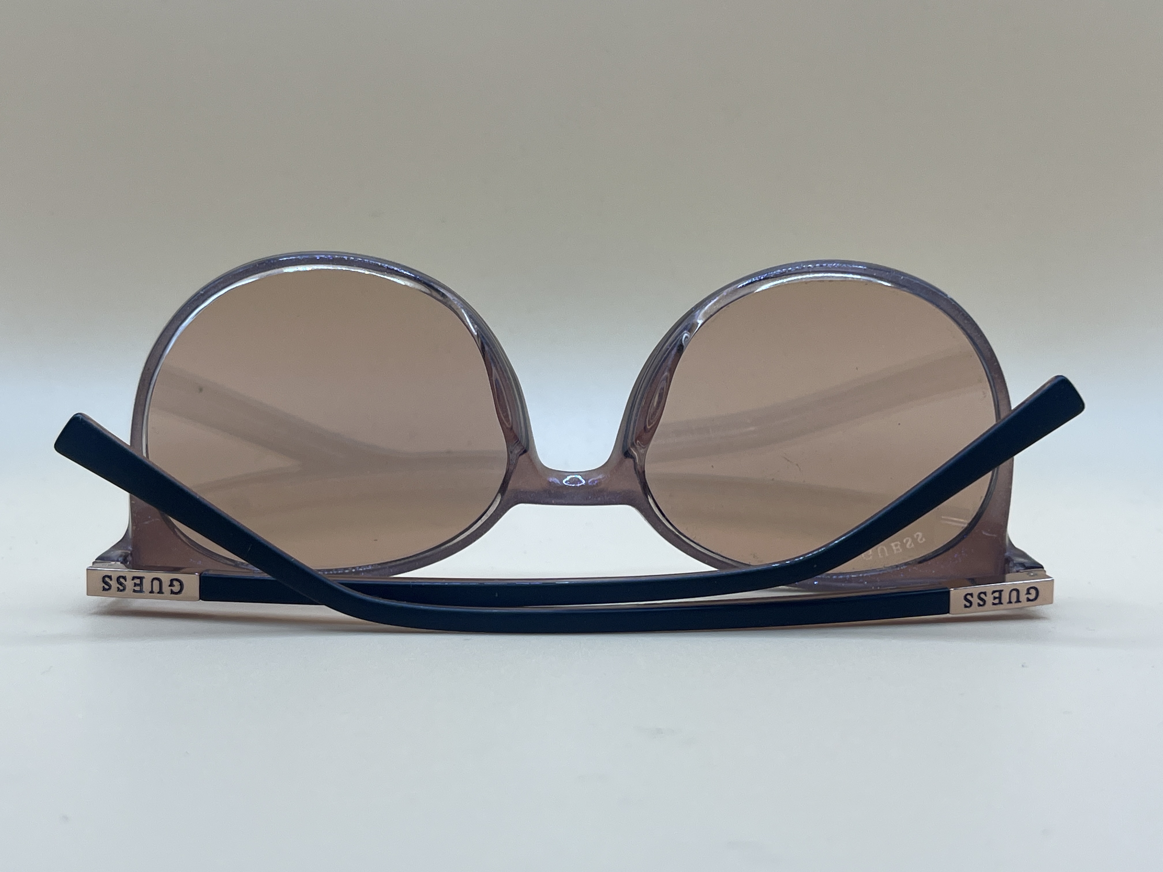 Lunettes de soleil Guess, monture noire, verres roses — photo 2