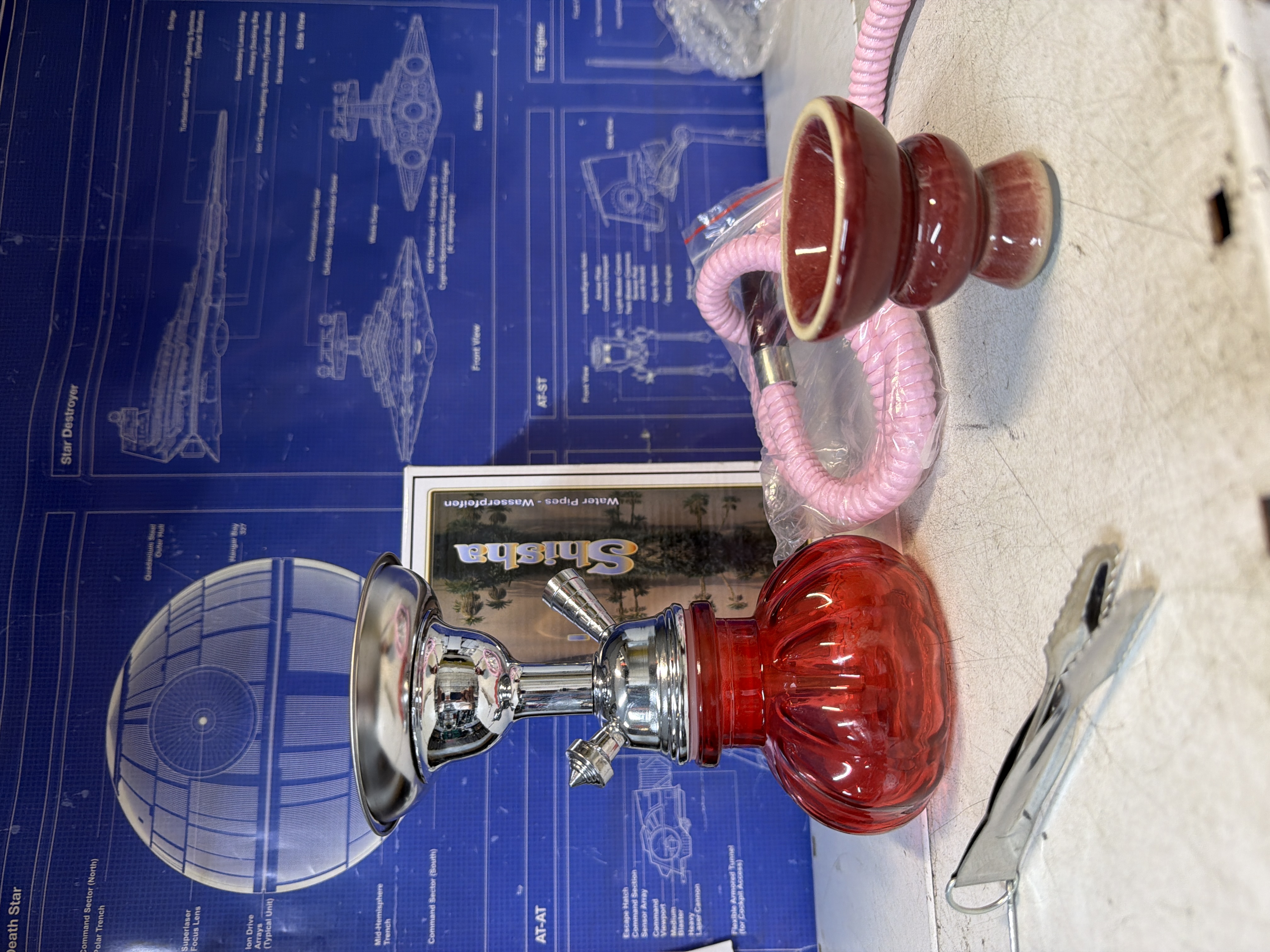 Chicha en verre rouge avec tuyau