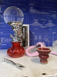 Chicha en verre rouge avec tuyau