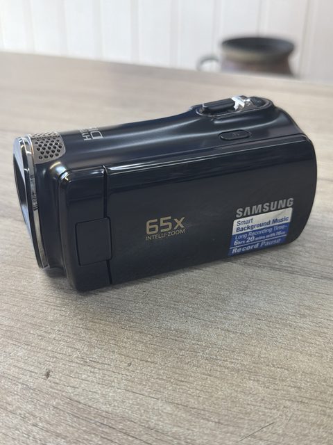 Caméscope Samsung 65x Intelli-Zoom avec câble de charge