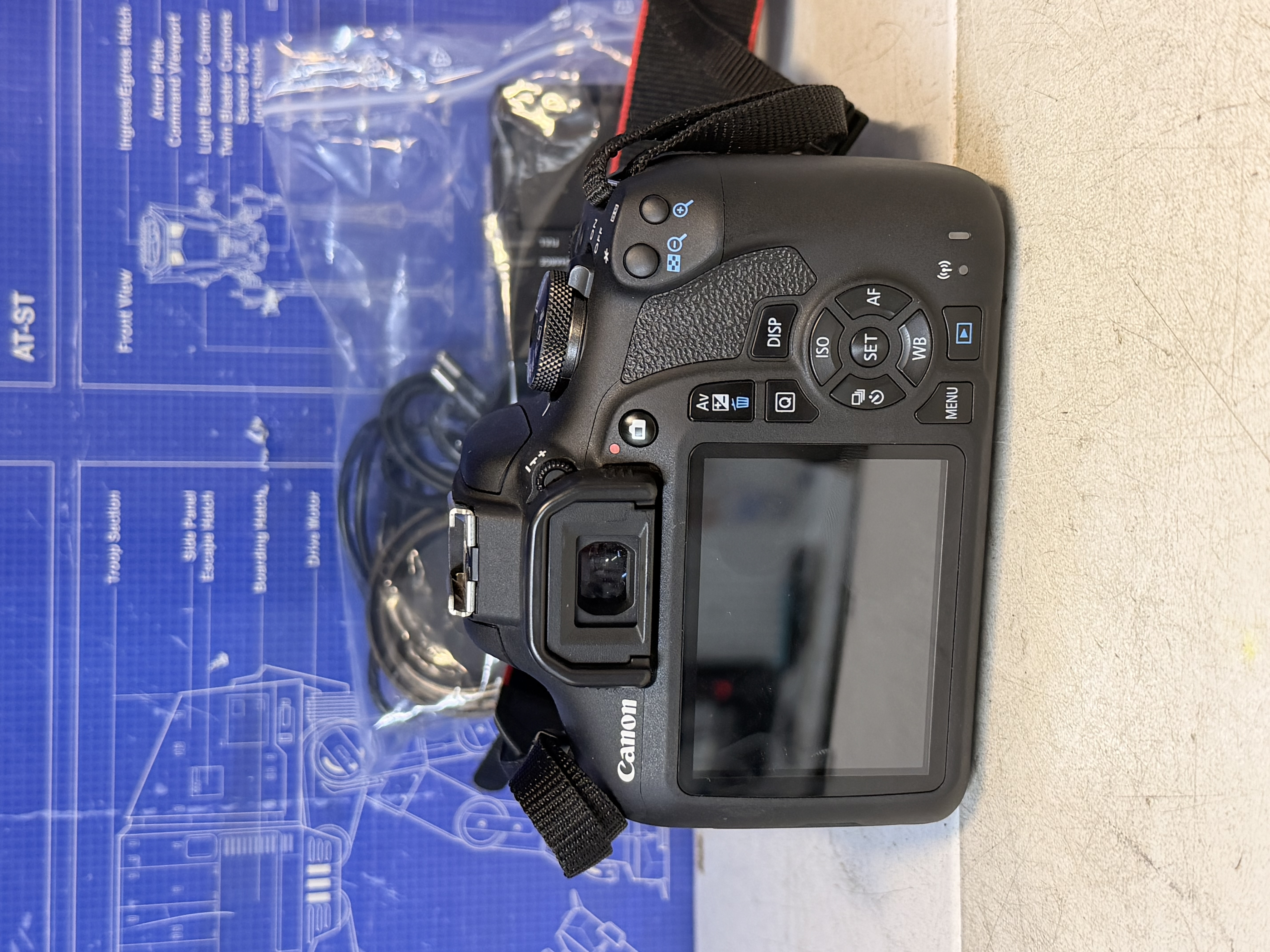 Canon EOS 2000D reflex numérique avec objectif 18-55 mm — photo 3