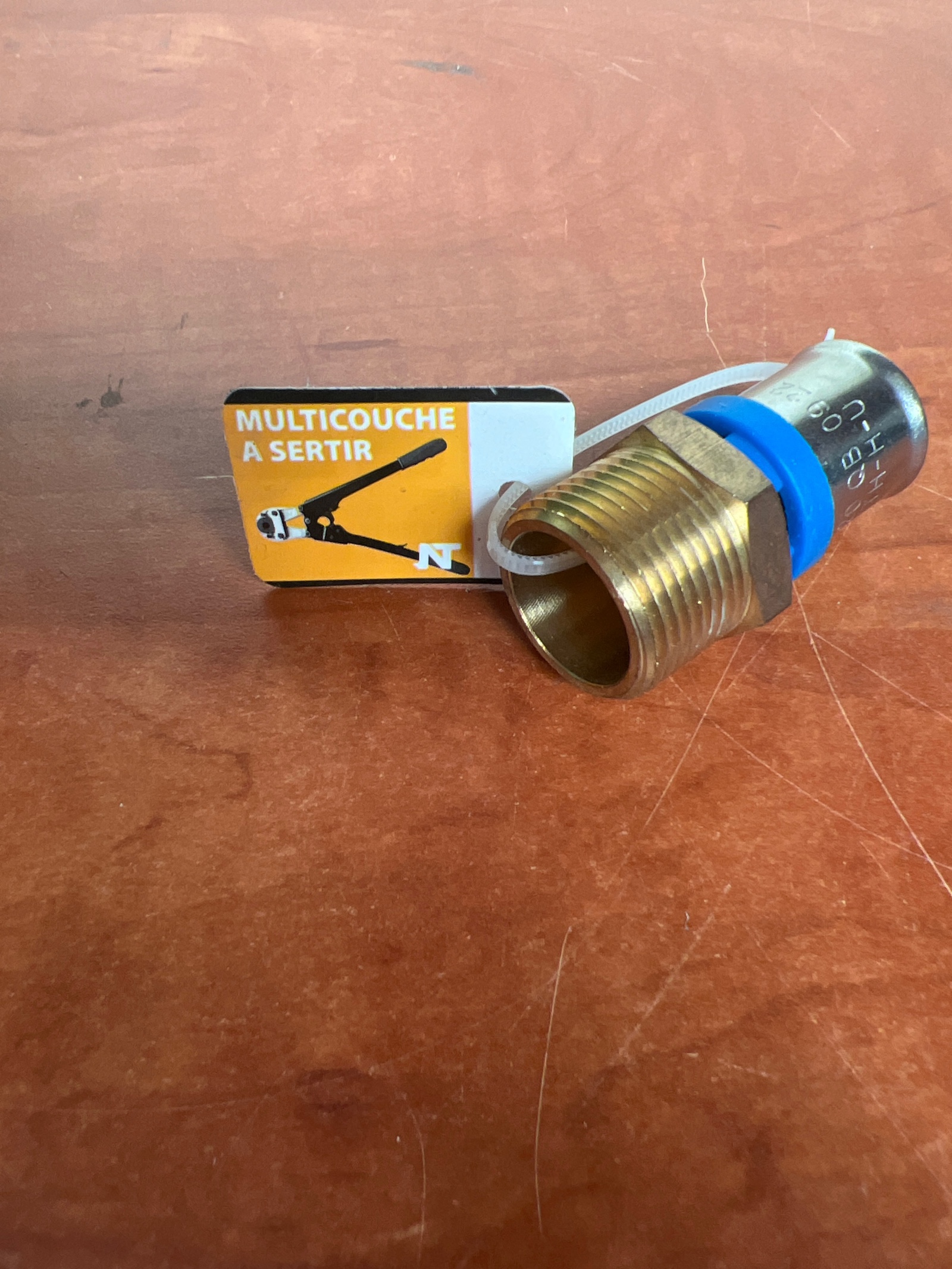 Raccord multicouche à sertir mâle fileté
