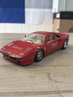 Miniature Bburago Ferrari 288 GTO rouge 1/18