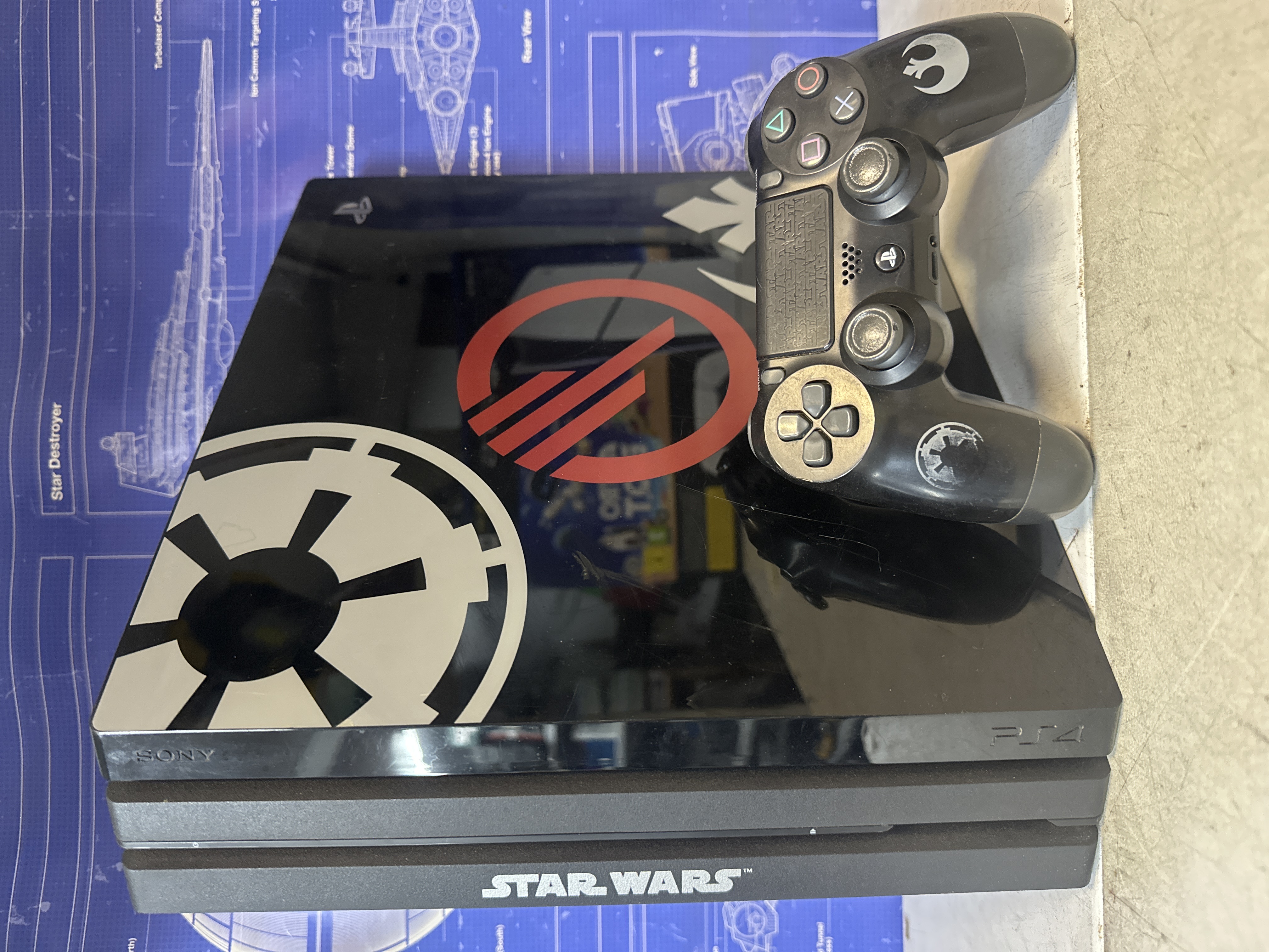 Console Sony PlayStation 4 Pro édition Star Wars avec manette