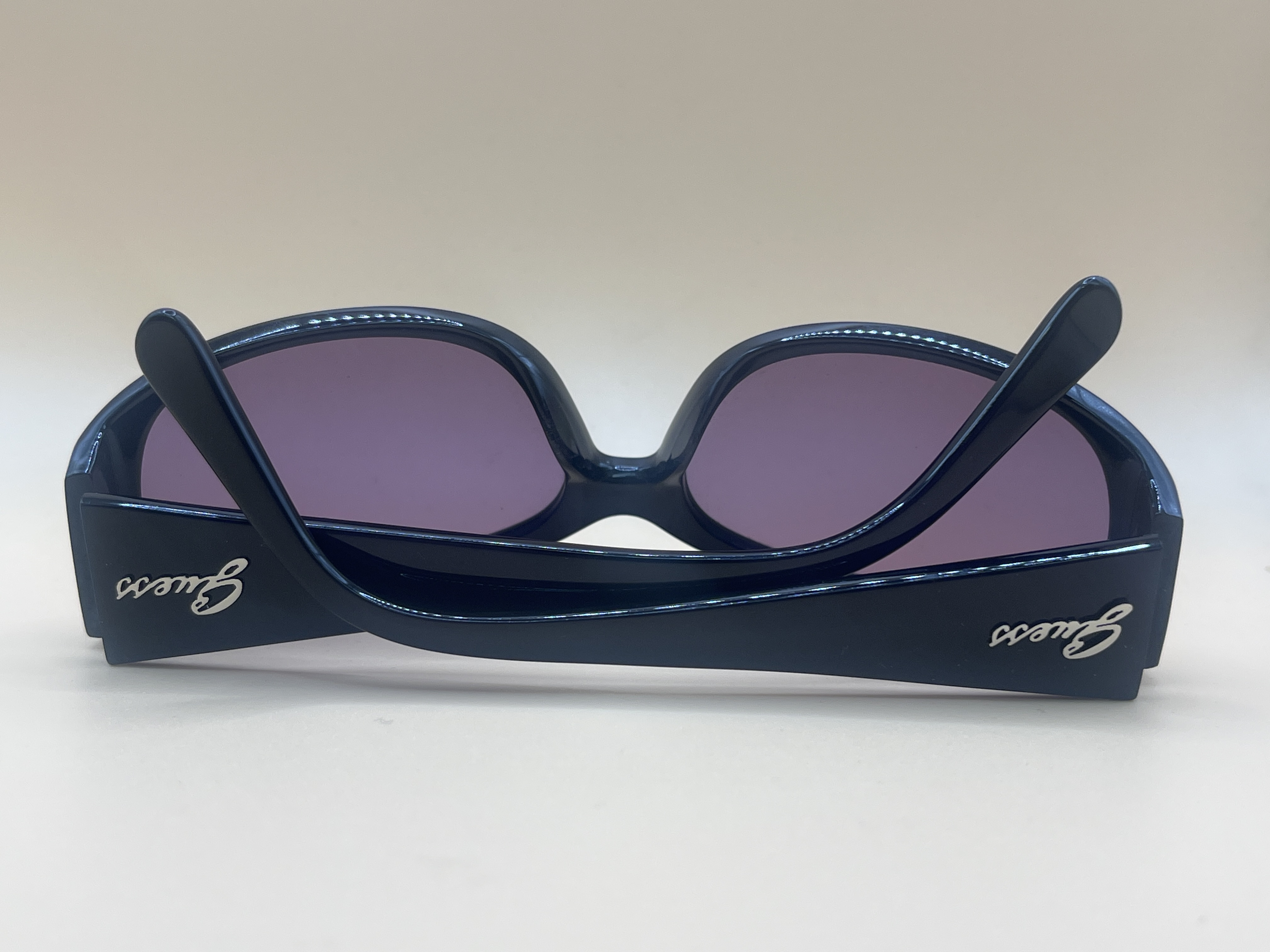 Lunettes de soleil cat-eye, monture noire, verres violets — photo 2