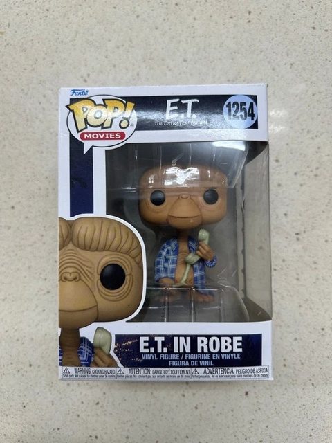 POP E.T. in robe