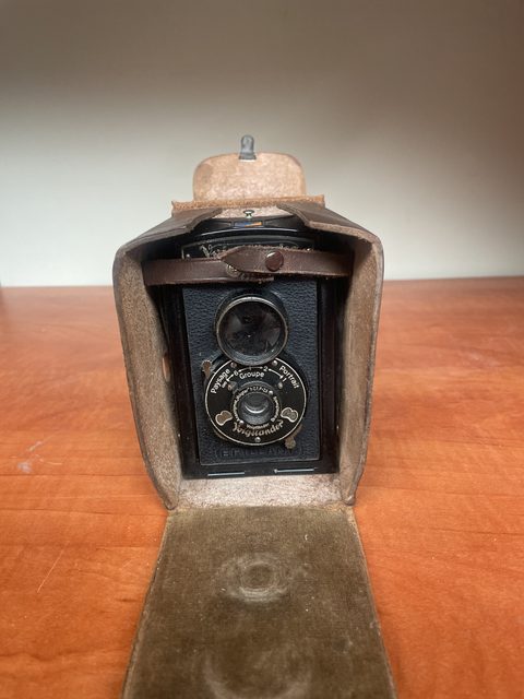 Appareil photo ancien Voigtländer Brillant avec étui