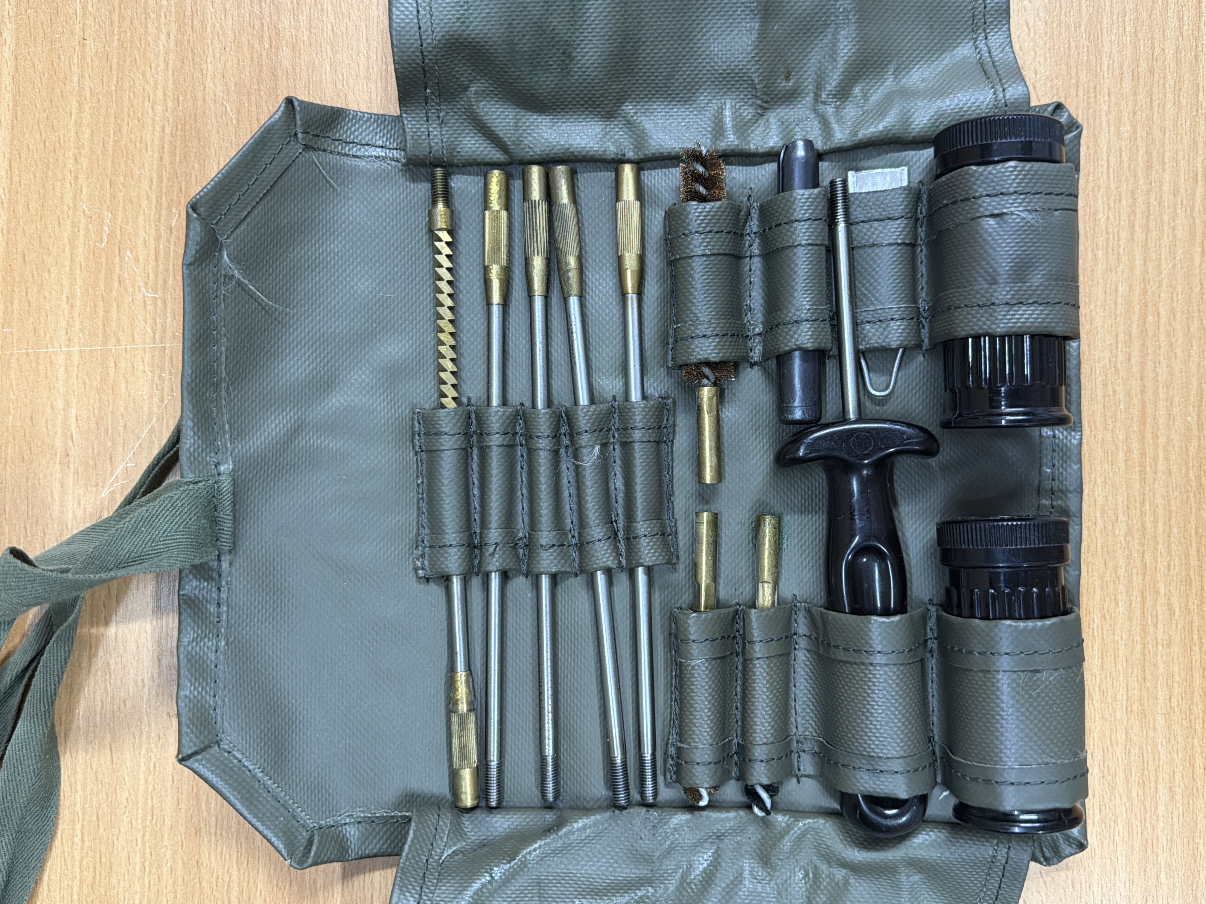 Kit de nettoyage pour arme avec baguettes et écouvillons