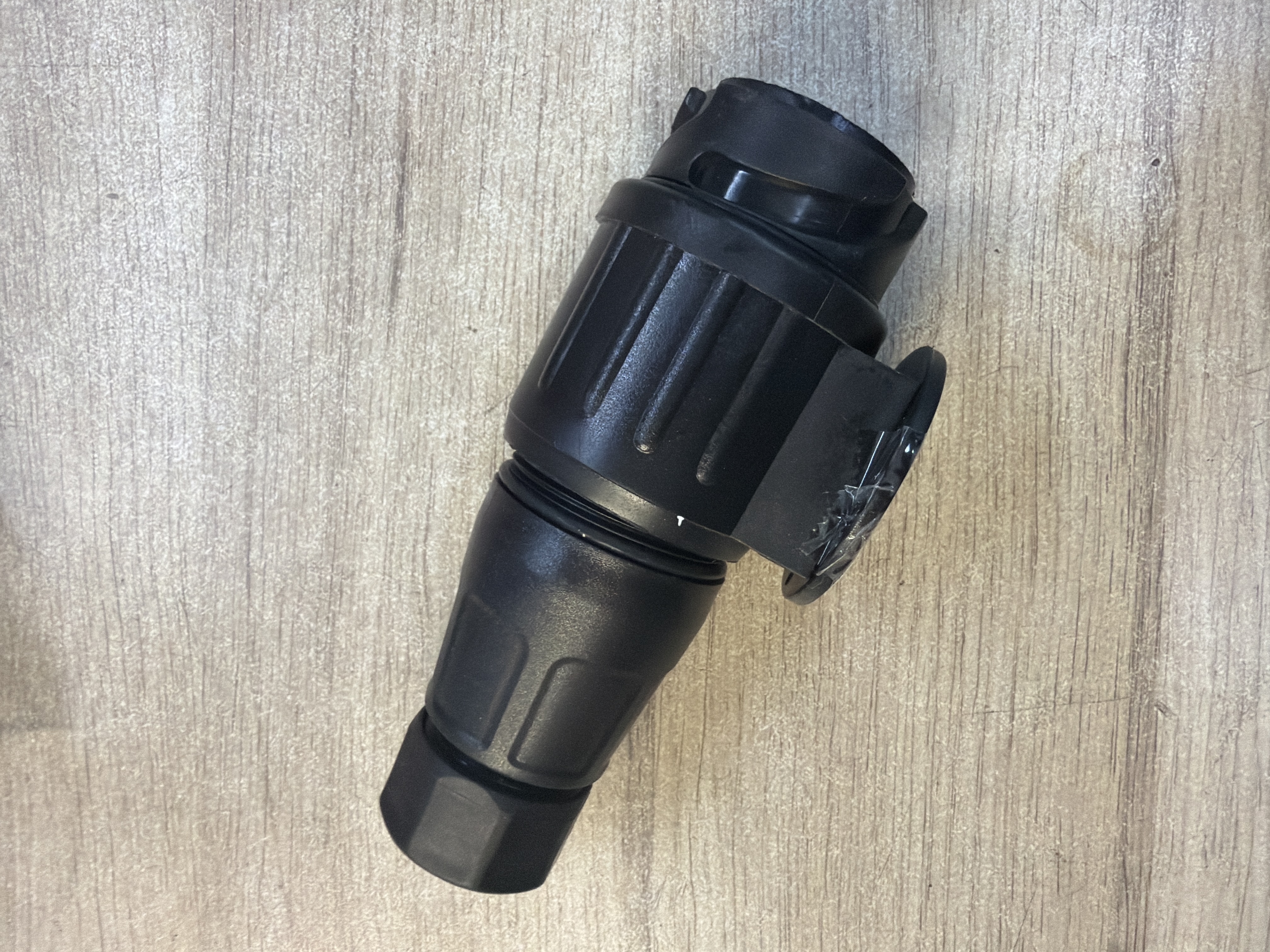 Connecteur circulaire pour câble avec capuchon de protection