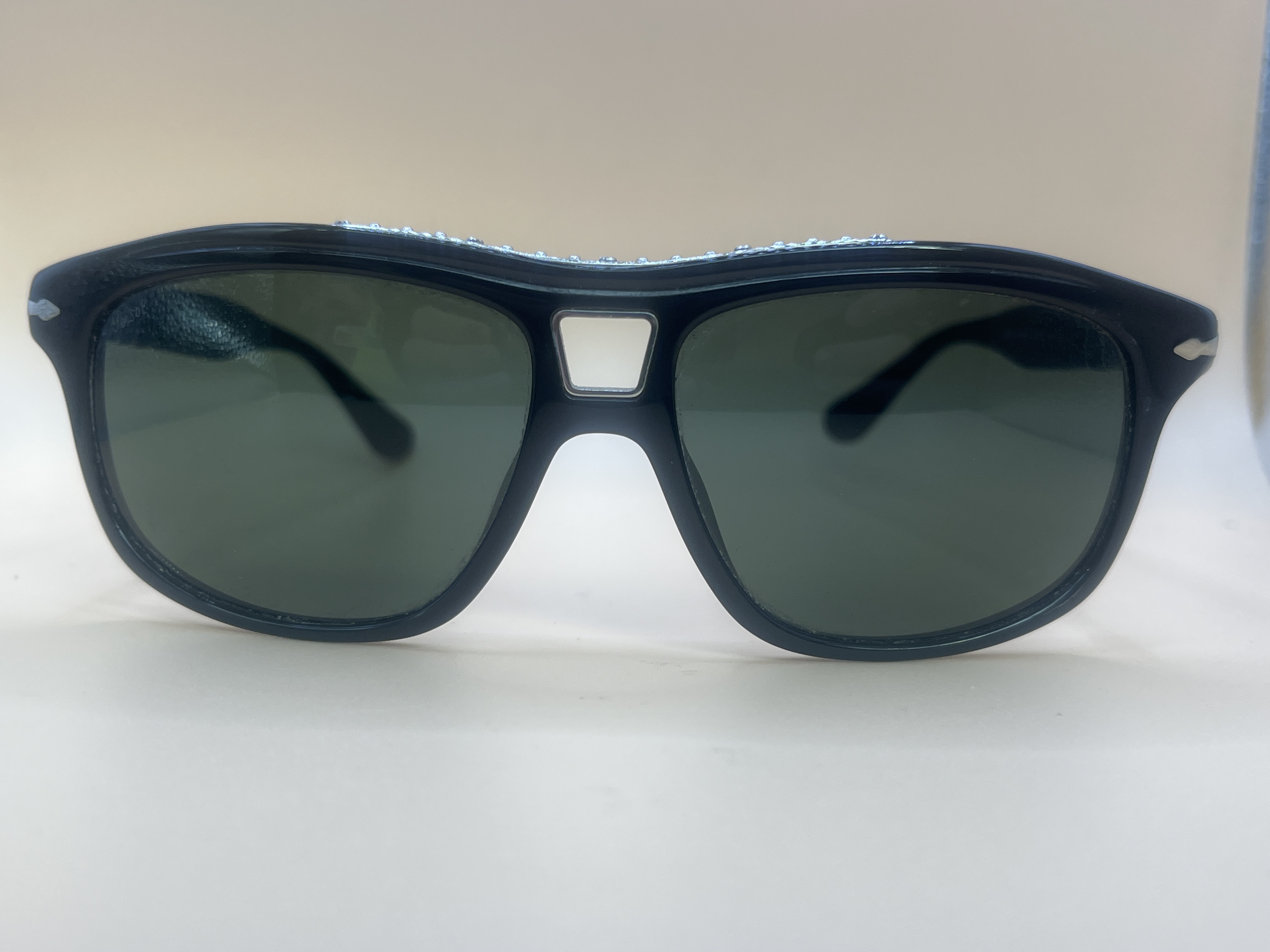 Lunettes de soleil noires à pont ajouré (monture épaisse)