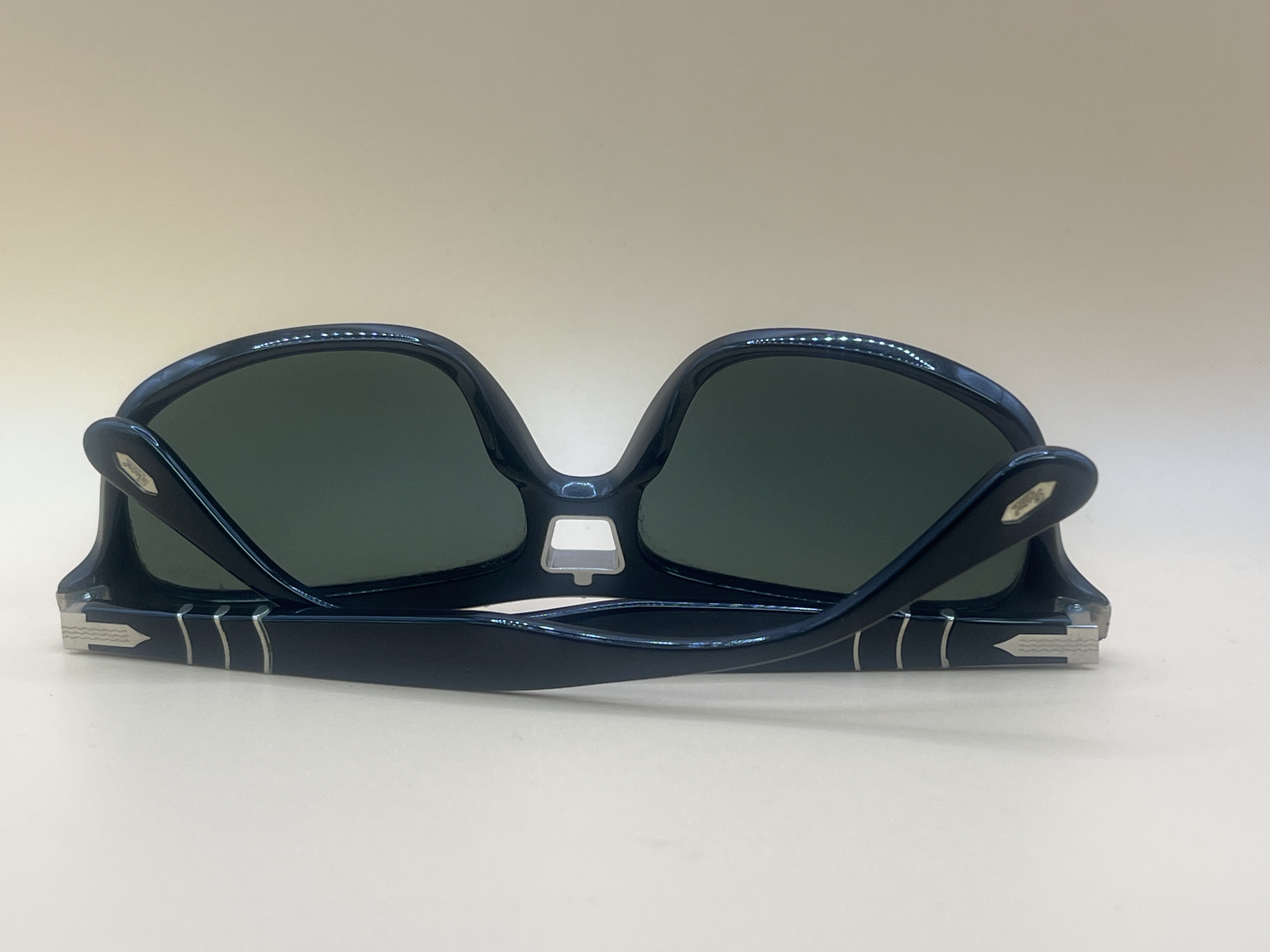 Lunettes de soleil noires à pont ajouré (monture épaisse) — photo 2