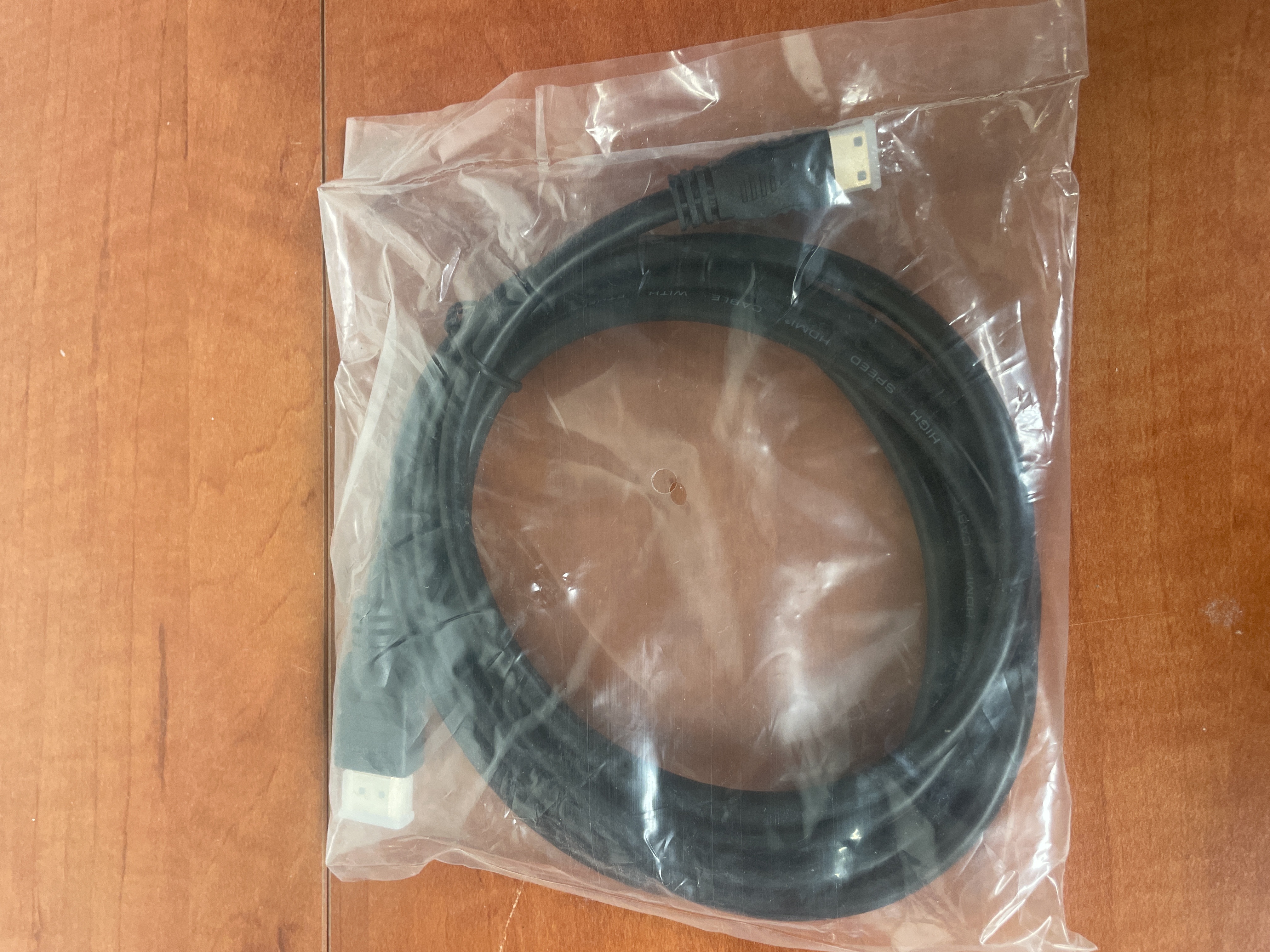 Câble HDMI coudé mâle vers mâle sous emballage