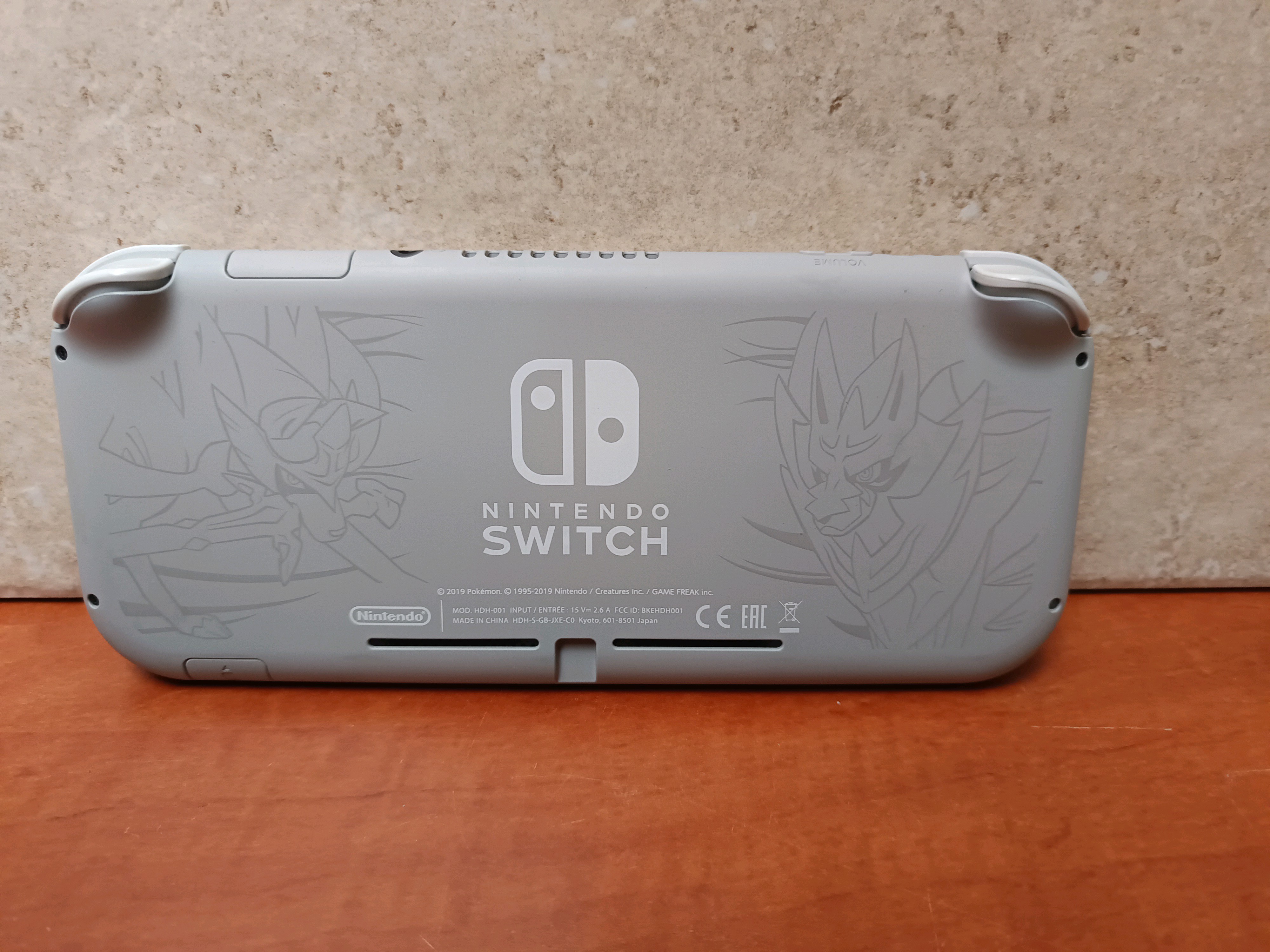 Nintendo Switch Lite édition spéciale Pokémon Épée et Bouclier (Zacian & Zamazenta) — photo 2