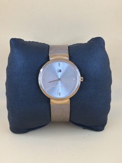 Montre femme Tommy Hilfiger dorée bracelet milanais cadran argenté