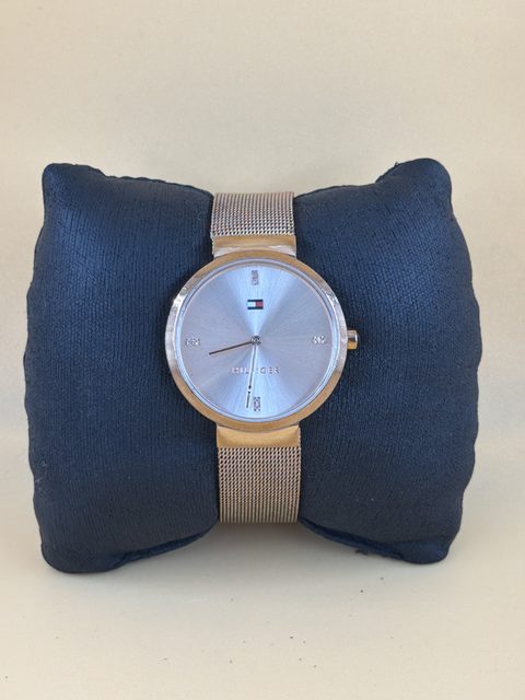Montre femme Tommy Hilfiger dorée bracelet milanais cadran argenté