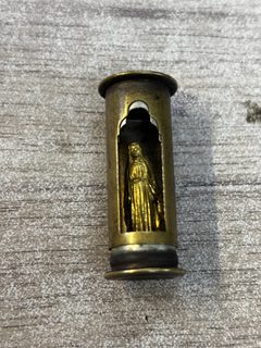 Objet cylindrique en laiton avec figurine religieuse