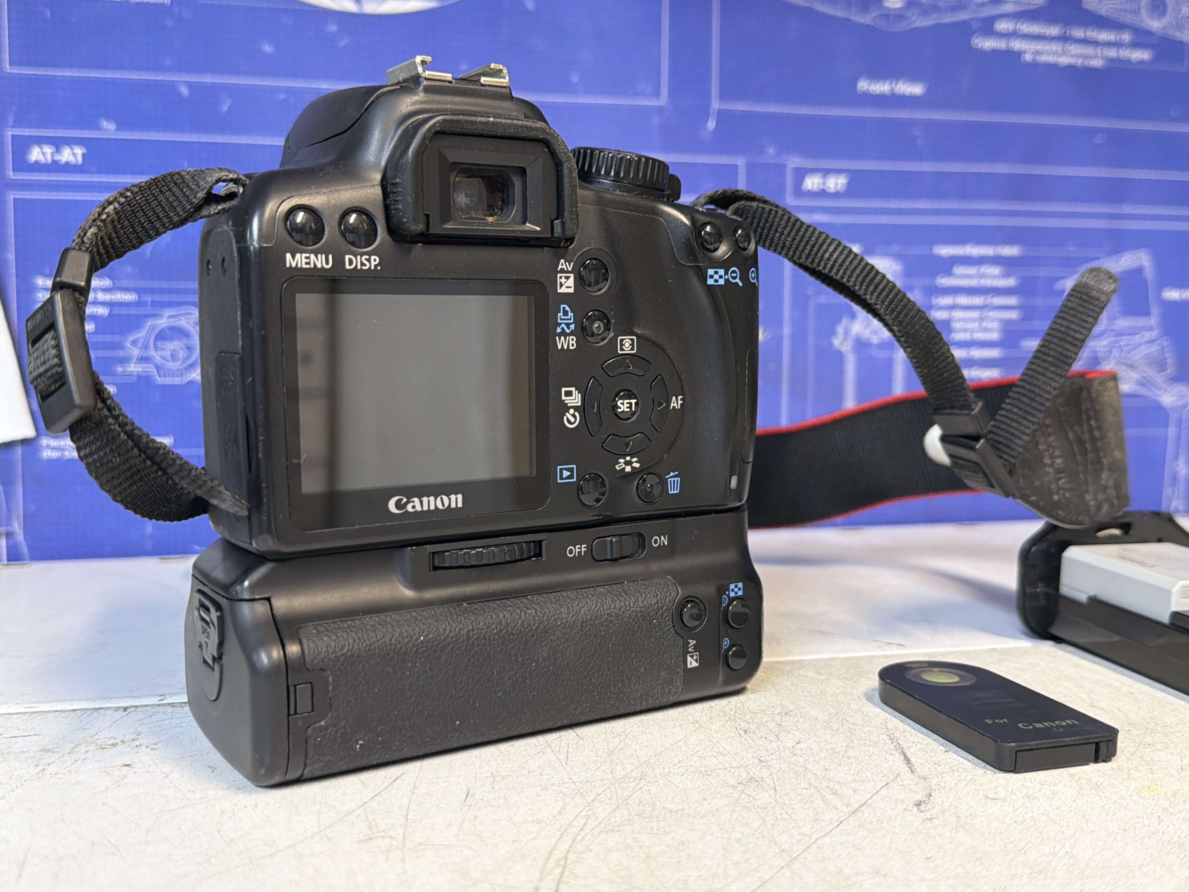 Canon EOS 1000D avec grip batterie — photo 2