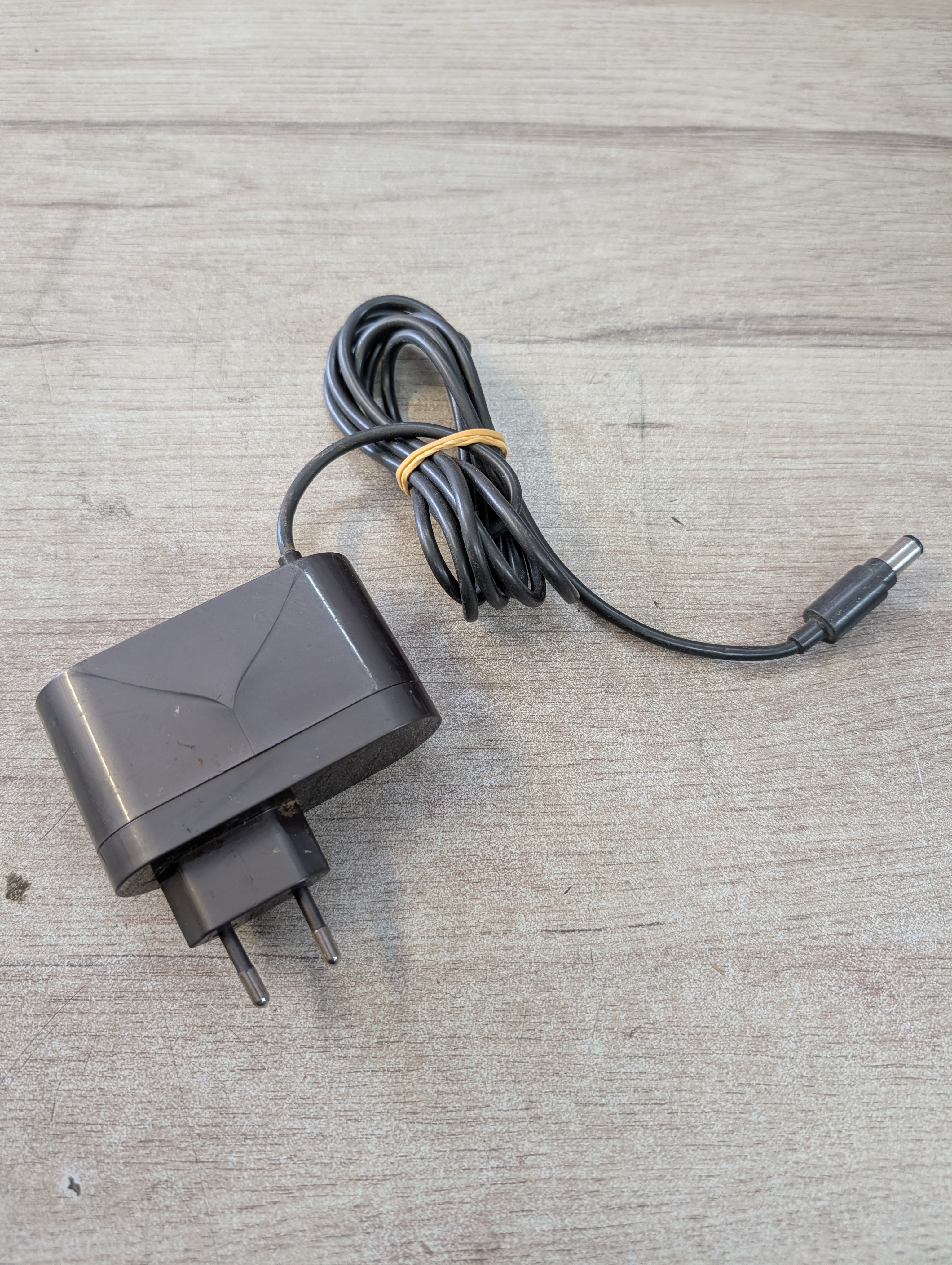 Chargeur secteur pour DC30, DC31, DC35, DC44, DC45, DC56, DC57 (prise EU, connecteur barillet)