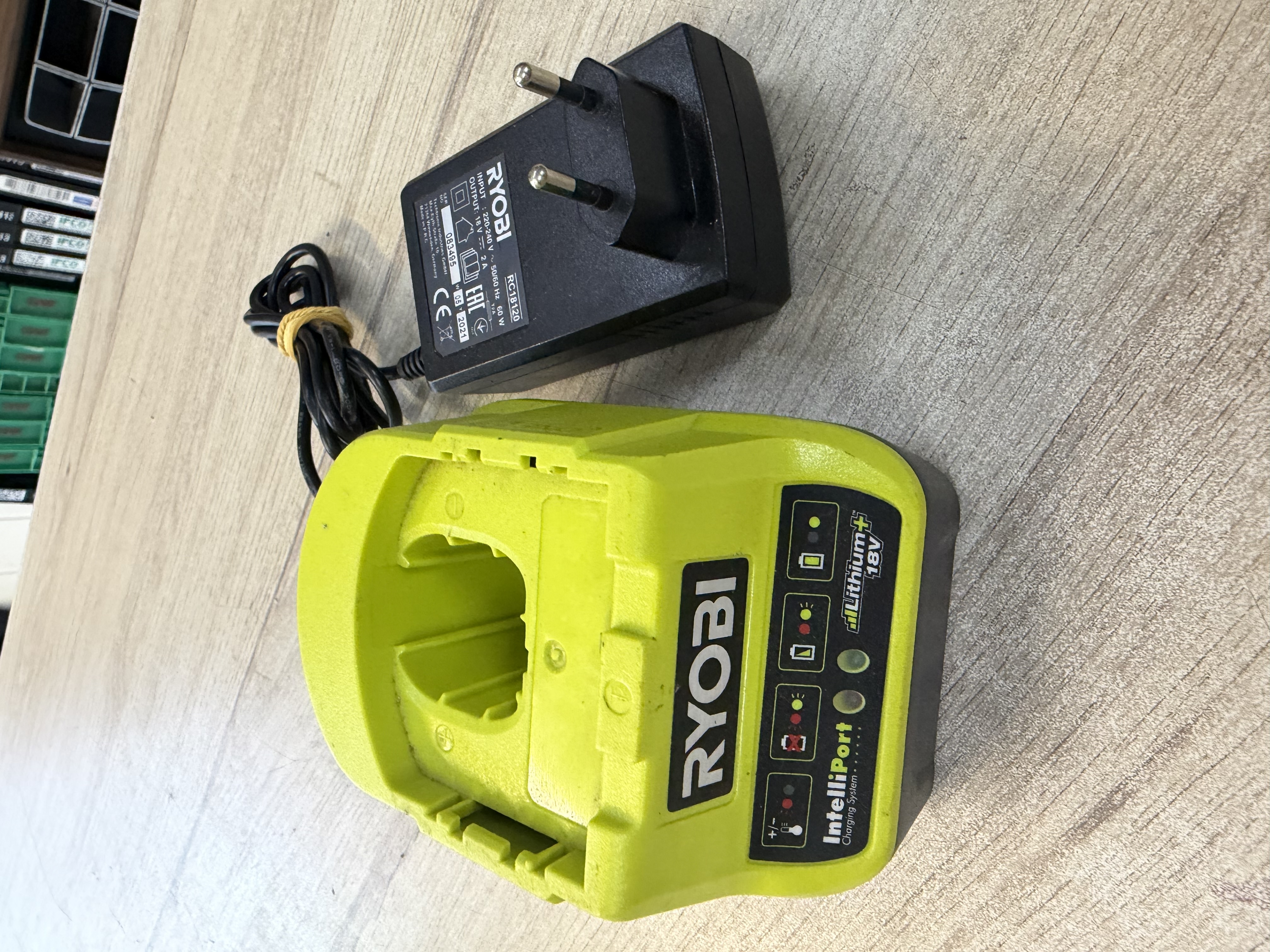 Chargeur rapide Ryobi One+ 18V RC18-120 lithium