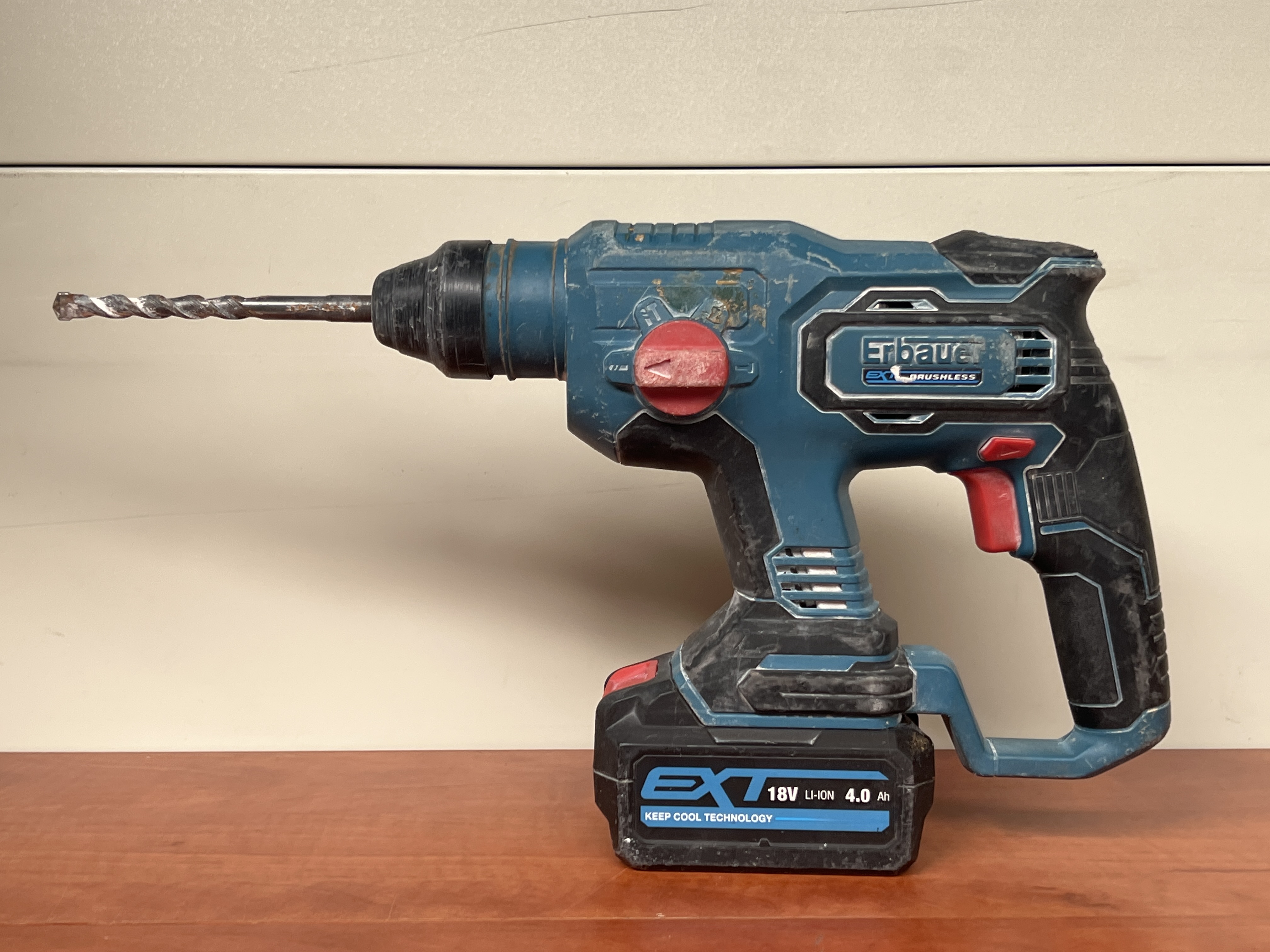 Erbauer ERH18-Li perforateur burineur SDS Plus 18 V avec batterie 4 Ah — photo 2