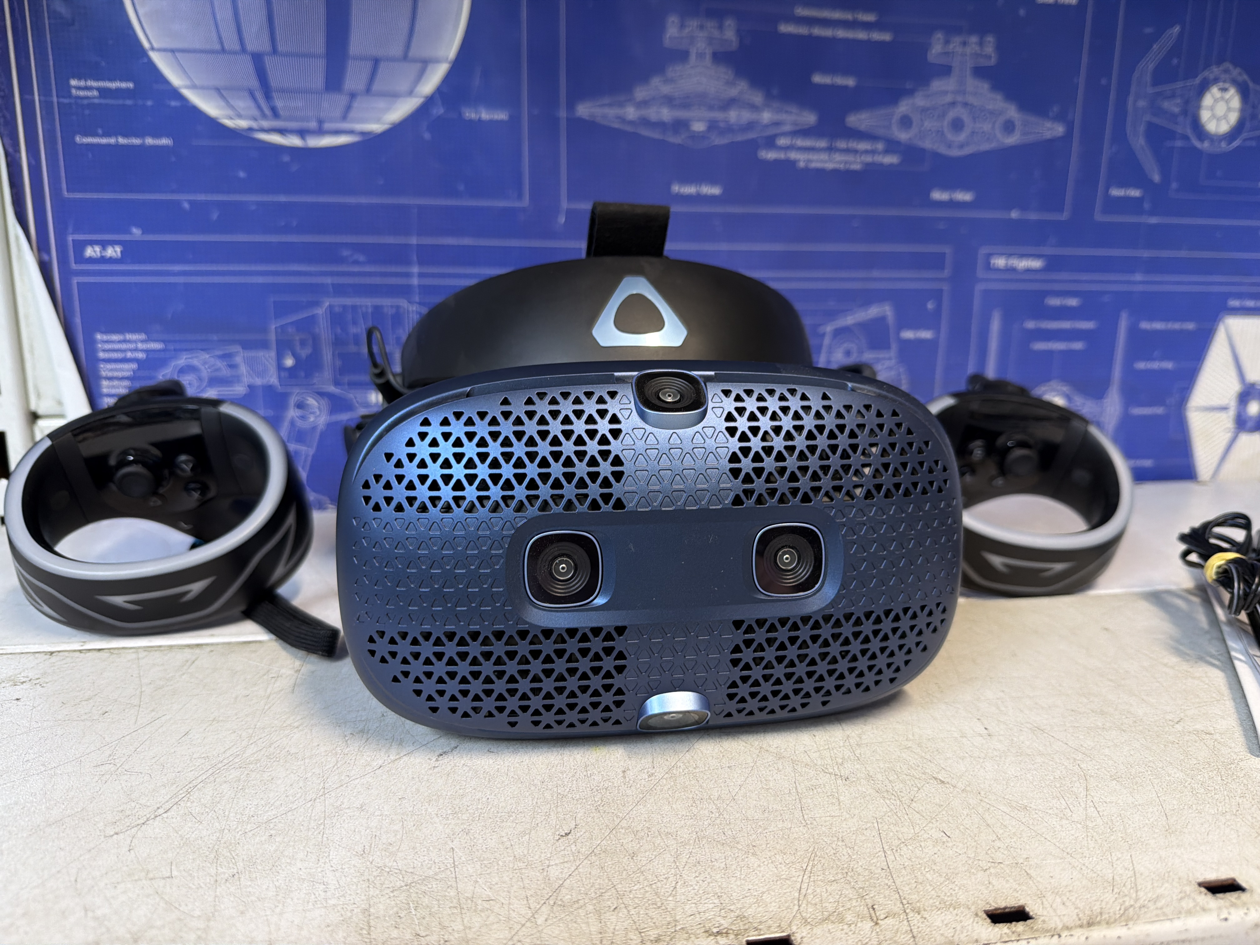HTC Vive Cosmos casque VR PC avec 2 manettes