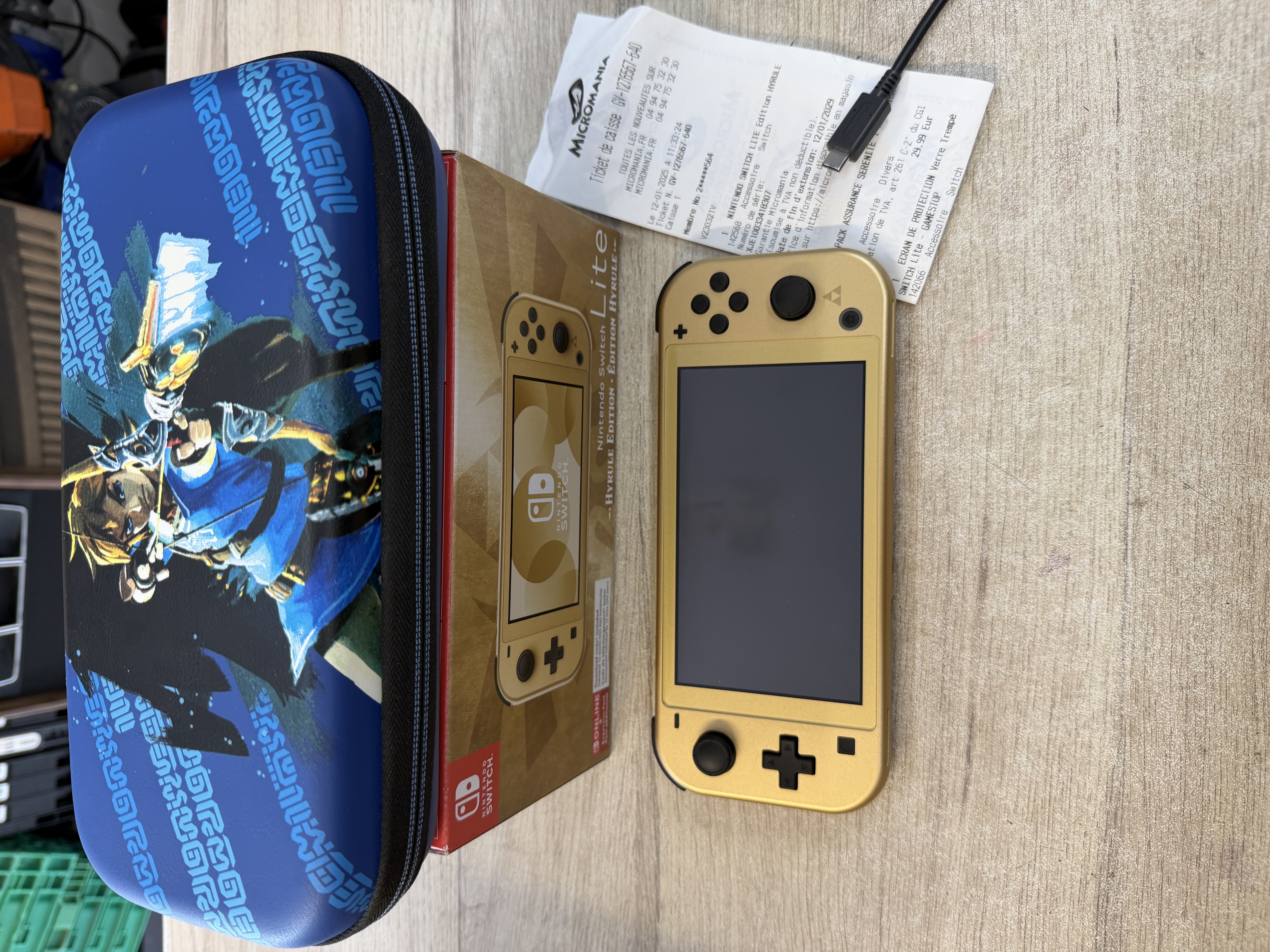 Nintendo Switch Lite Hyrule Edition Zelda avec housse
