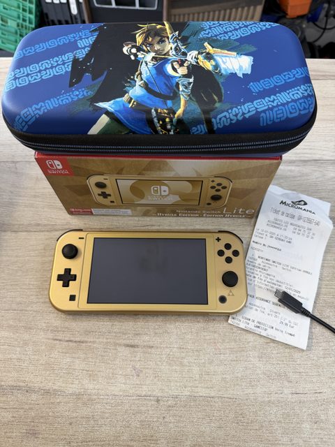 Nintendo Switch Lite Hyrule Edition Zelda avec housse